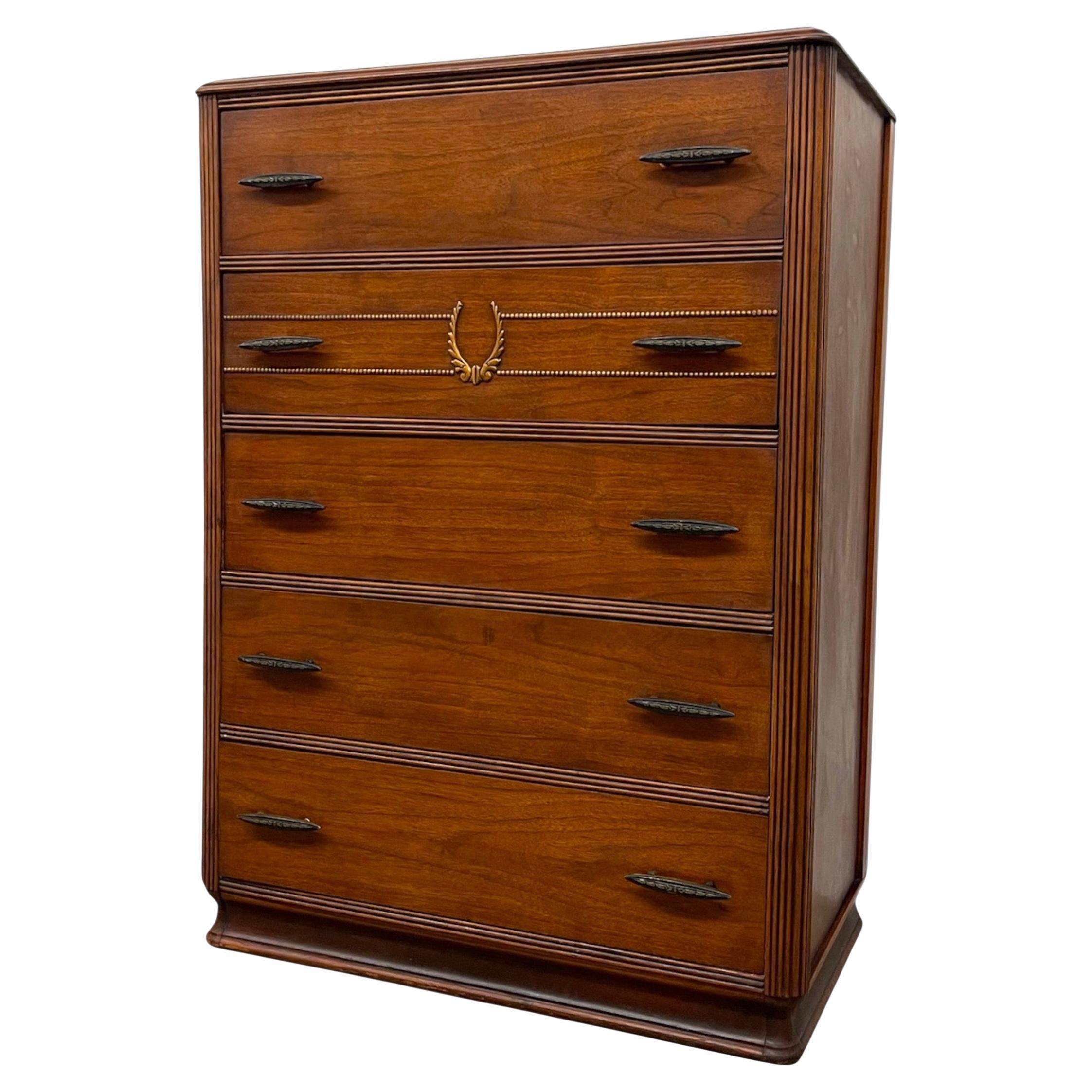 Comò Highboy d'epoca di John Stuart a cinque cassetti con intagli. in vendita