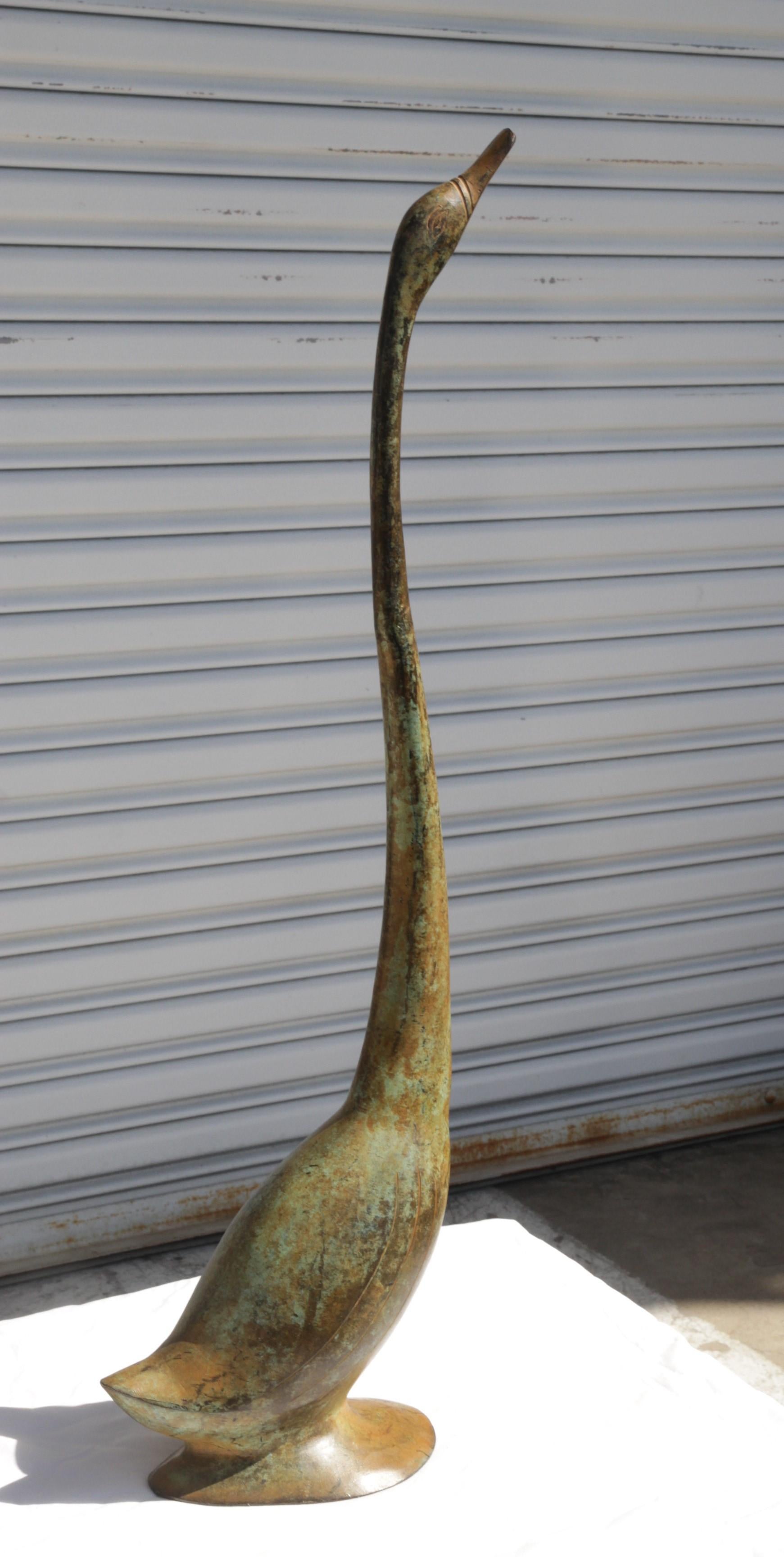Cigno in bronzo vintage Hollywood Regency.
Lucidato leggermente per far risaltare la lucentezza del bronzo senza togliere la patina. Una statuetta in bronzo unica nel suo genere, perfetta per tutti gli amanti degli uccelli. Si coordina bene con