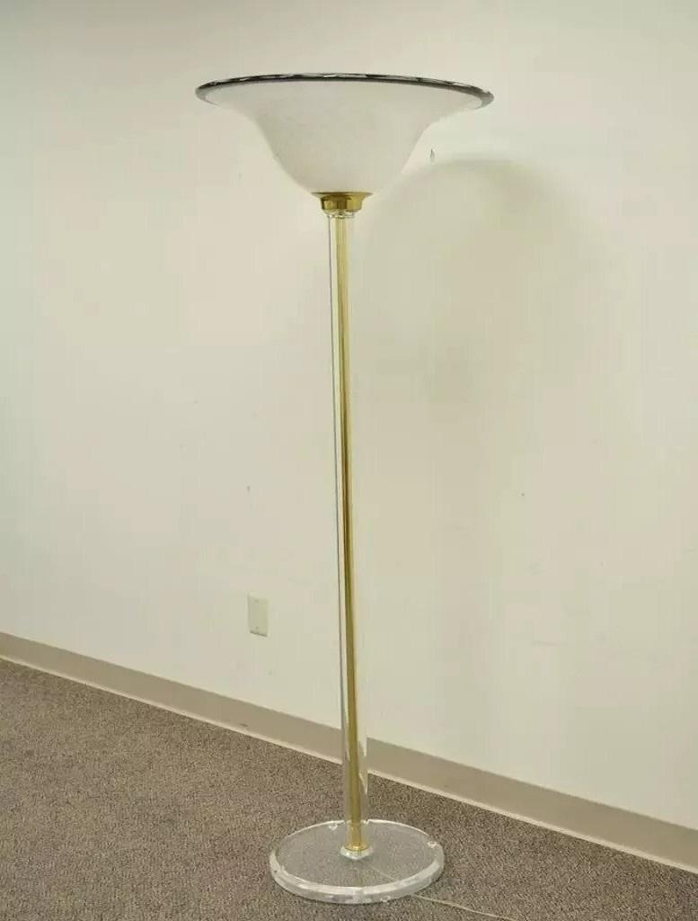 Lampadaire Vintage Mid Century Modern Hollywood Regency Lucite Brass Glass Torchiere Lamp. L'objet présente un abat-jour en verre d'art soufflé, des accents en laiton, une tige et une base en lucite. Circa Mid 20th Century. Dimensions : 68
