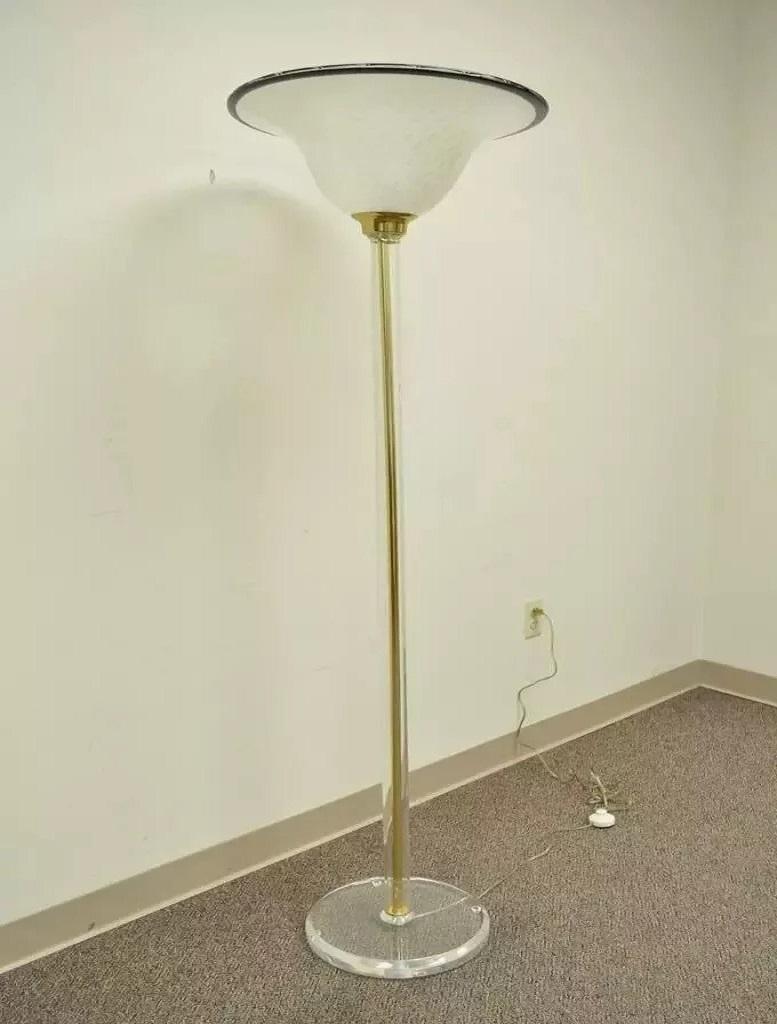 Lampadaire Vintage Mid Century Hollywood Regency Lucite Laiton Verre Torchère Bon état - En vente à Philadelphia, PA