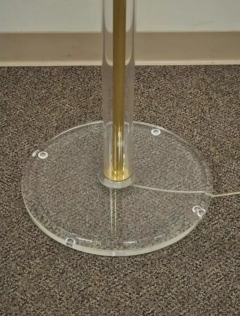 20ième siècle Lampadaire Vintage Mid Century Hollywood Regency Lucite Laiton Verre Torchère en vente