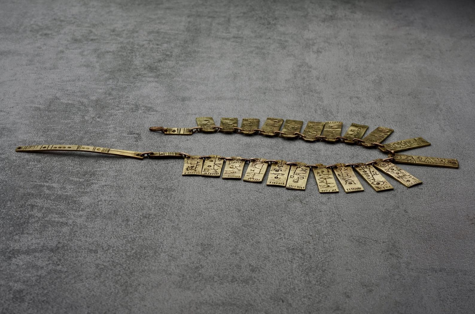 Vintage Mid Century Inca Symbol Plates Choker Necklace In Excellent Condition In Kingersheim, Alsace