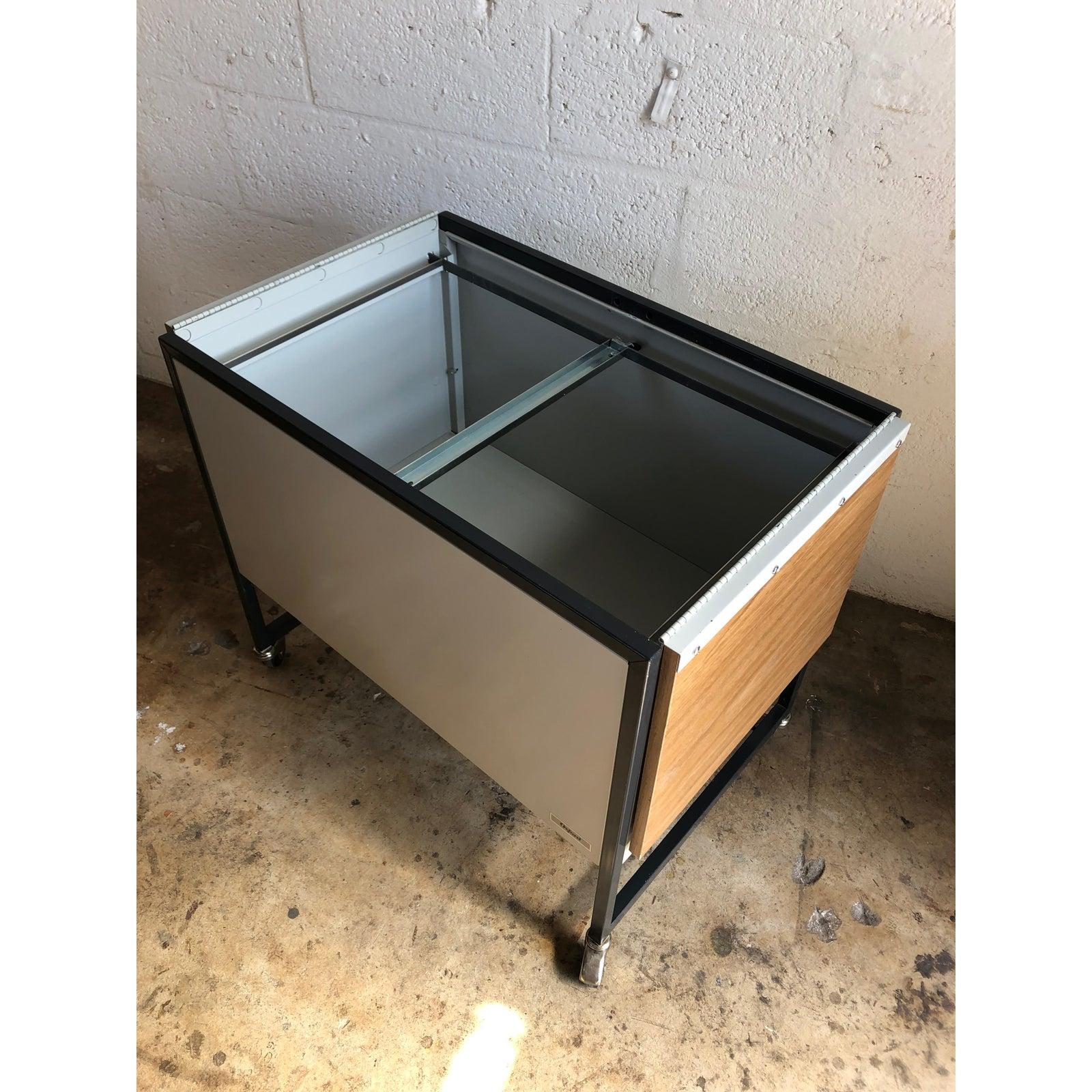 Vintage Midcentury Industrial Filing Cabinet/ Cart by Oxford from the 1970s In Good Condition In Brooklyn, NY