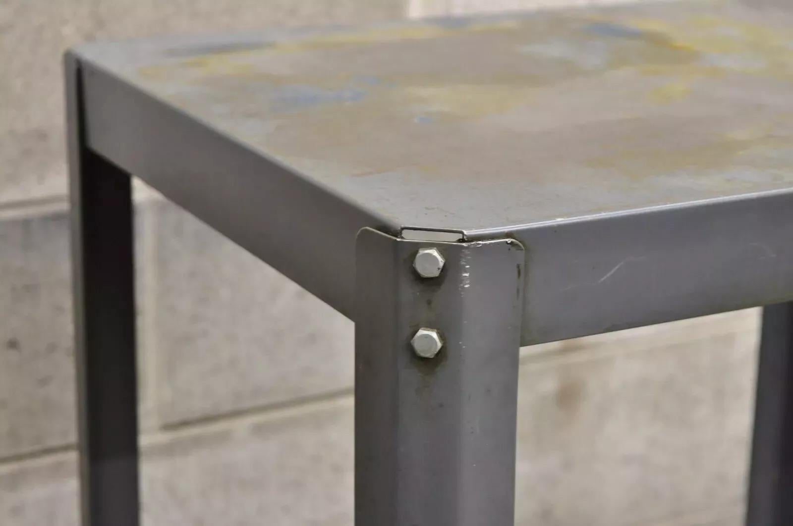 Vintage Mid Century Industrial Steel Metal 2 Tier Rusty Garage Work Side Table In condizioni buone in vendita a Philadelphia, PA