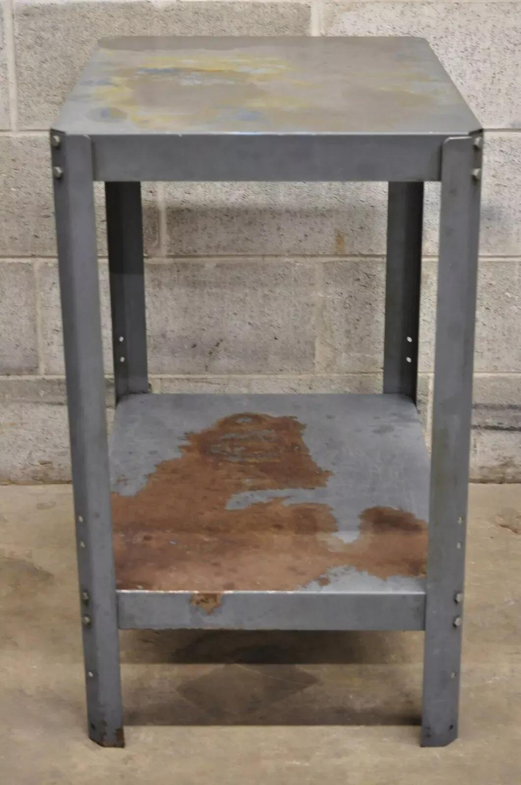 Vintage Mid Century Industrial Steel Metal 2 Tier Rusty Garage Work Side Table in vendita 2