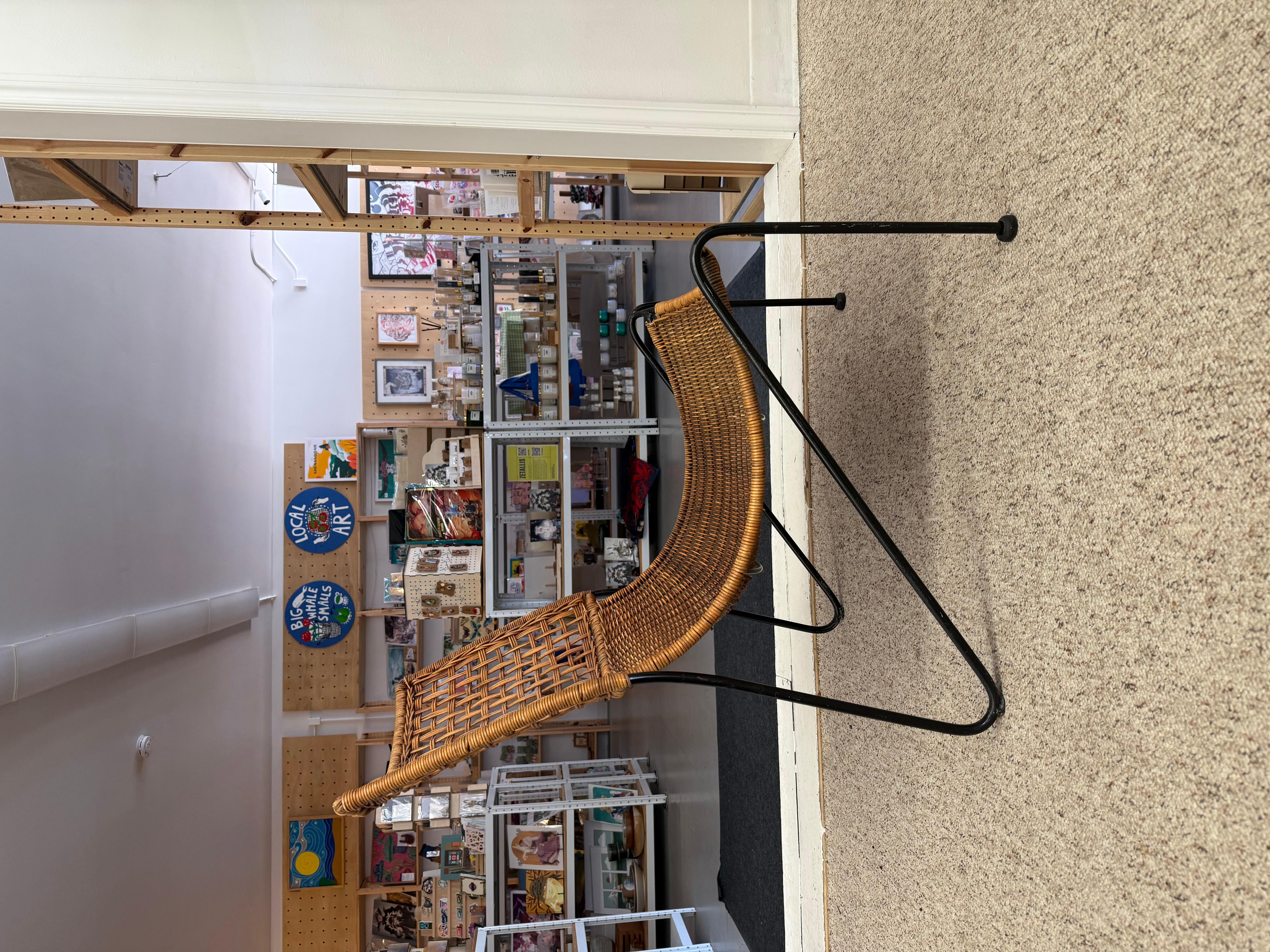 Vintage Mid Century  Iron And Wicker Sling Chair by Frederick Weinberg C.1950 mediados del siglo XX en venta