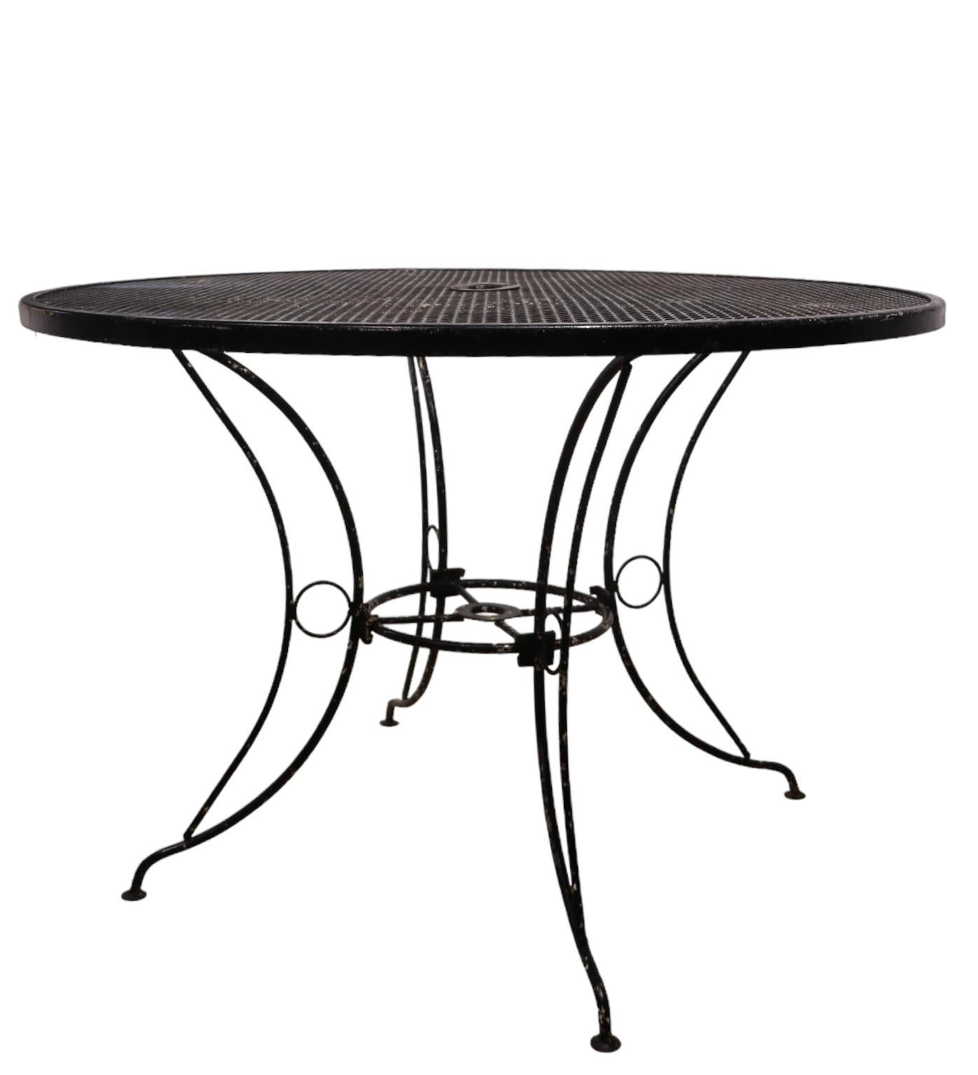Vintage Mid Century  Table à manger de jardin att. à Woodard Bon état - En vente à New York, NY