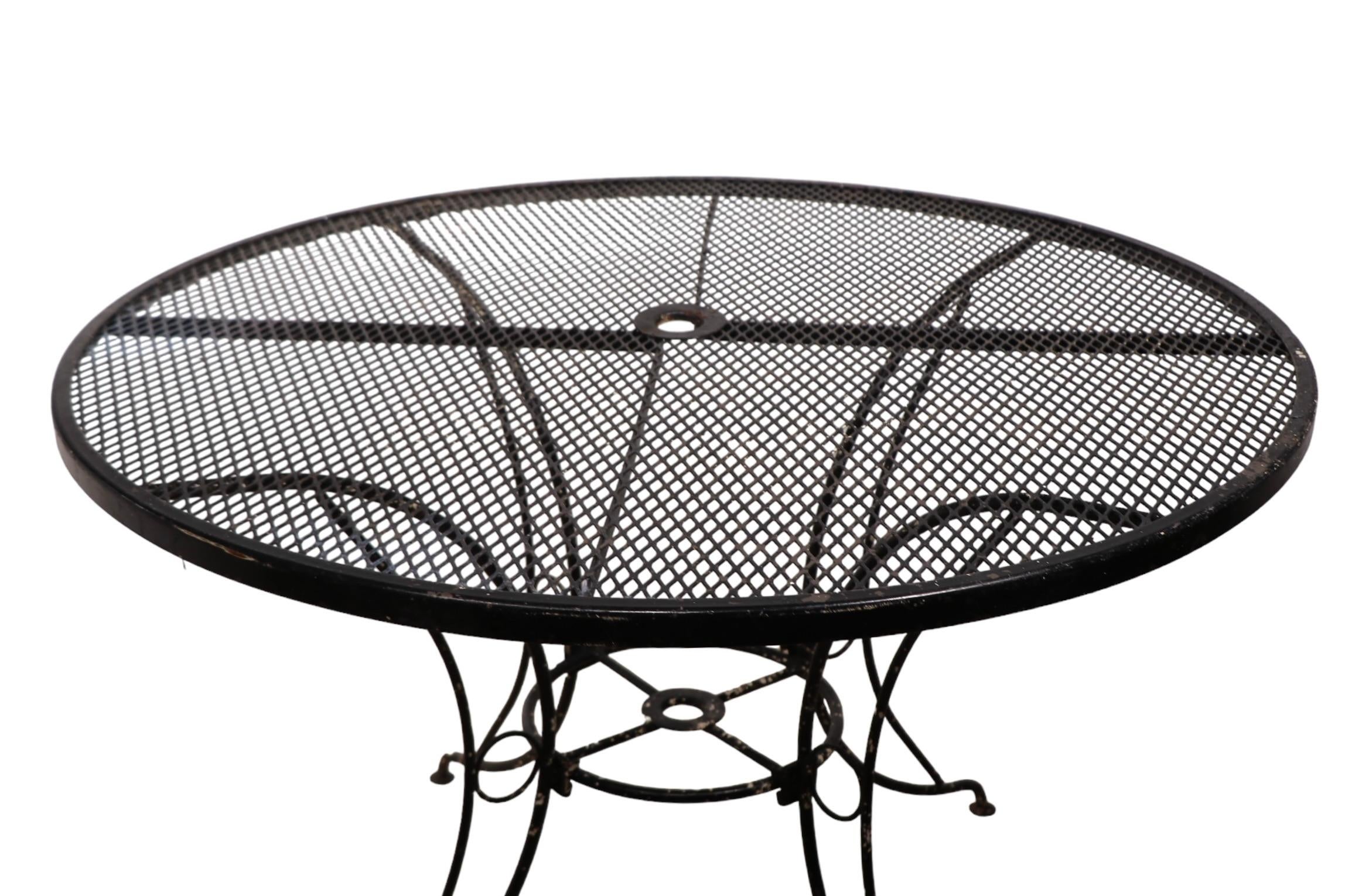 20ième siècle Vintage Mid Century  Table à manger de jardin att. à Woodard en vente