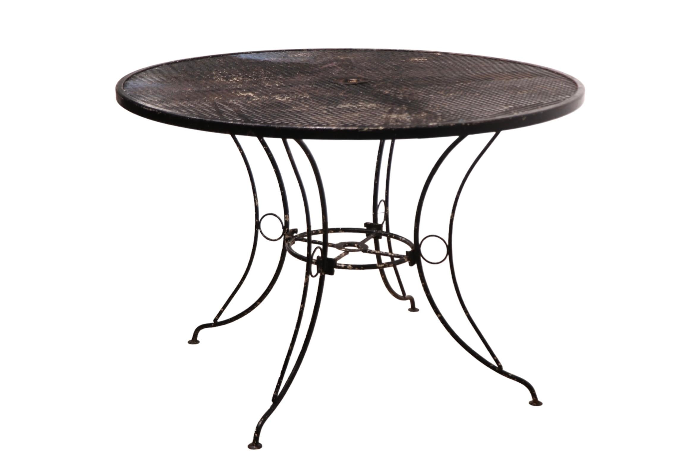 Métal Vintage Mid Century  Table à manger de jardin att. à Woodard en vente