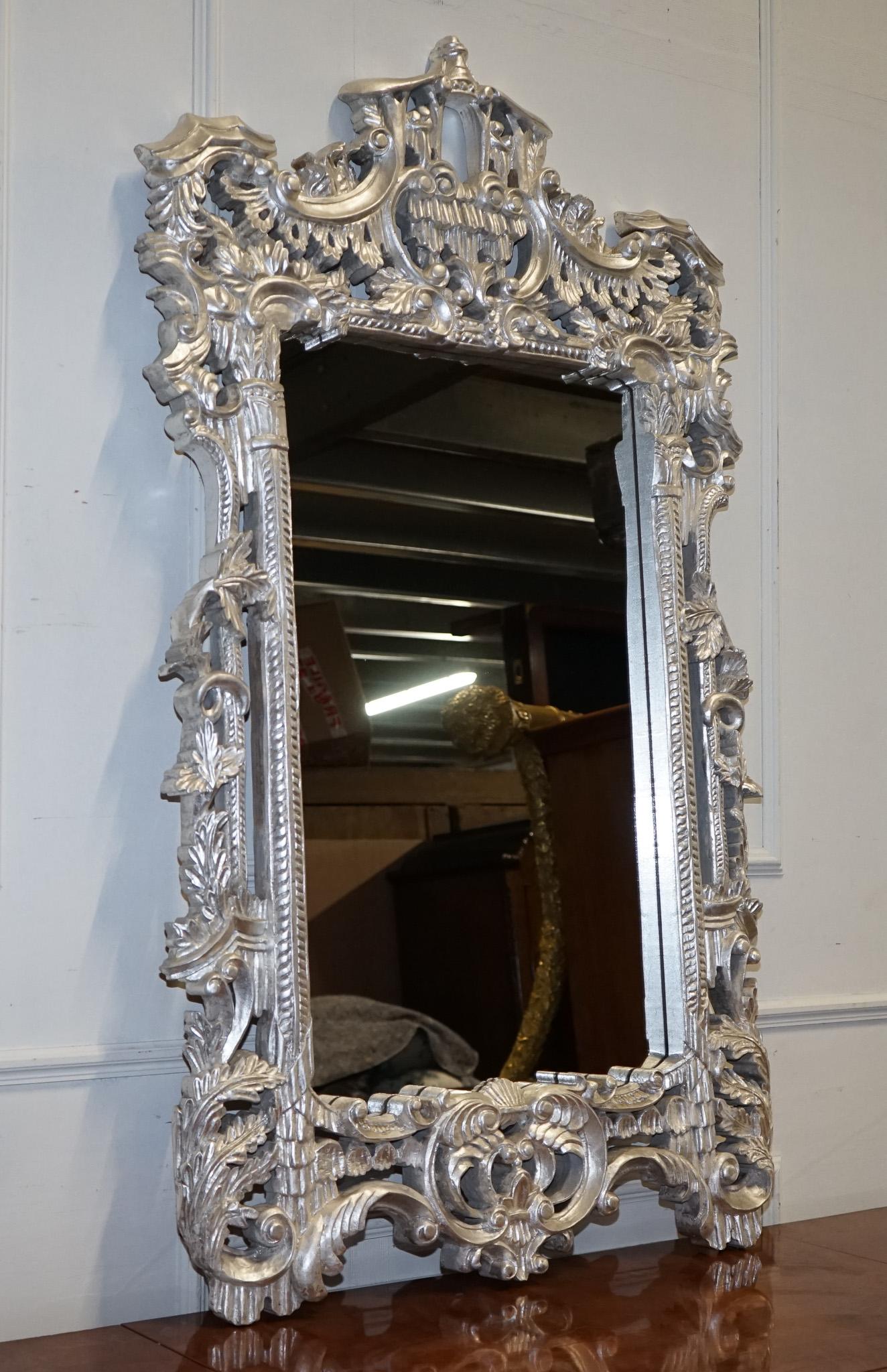 
Antigüedades de Londres


Un impresionante espejo de pared italiano de mediados de siglo en el opulento estilo Barocco, exquisitamente pintado a mano en un rico acabado plateado. Este elegante espejo presenta un marco de madera tallada con