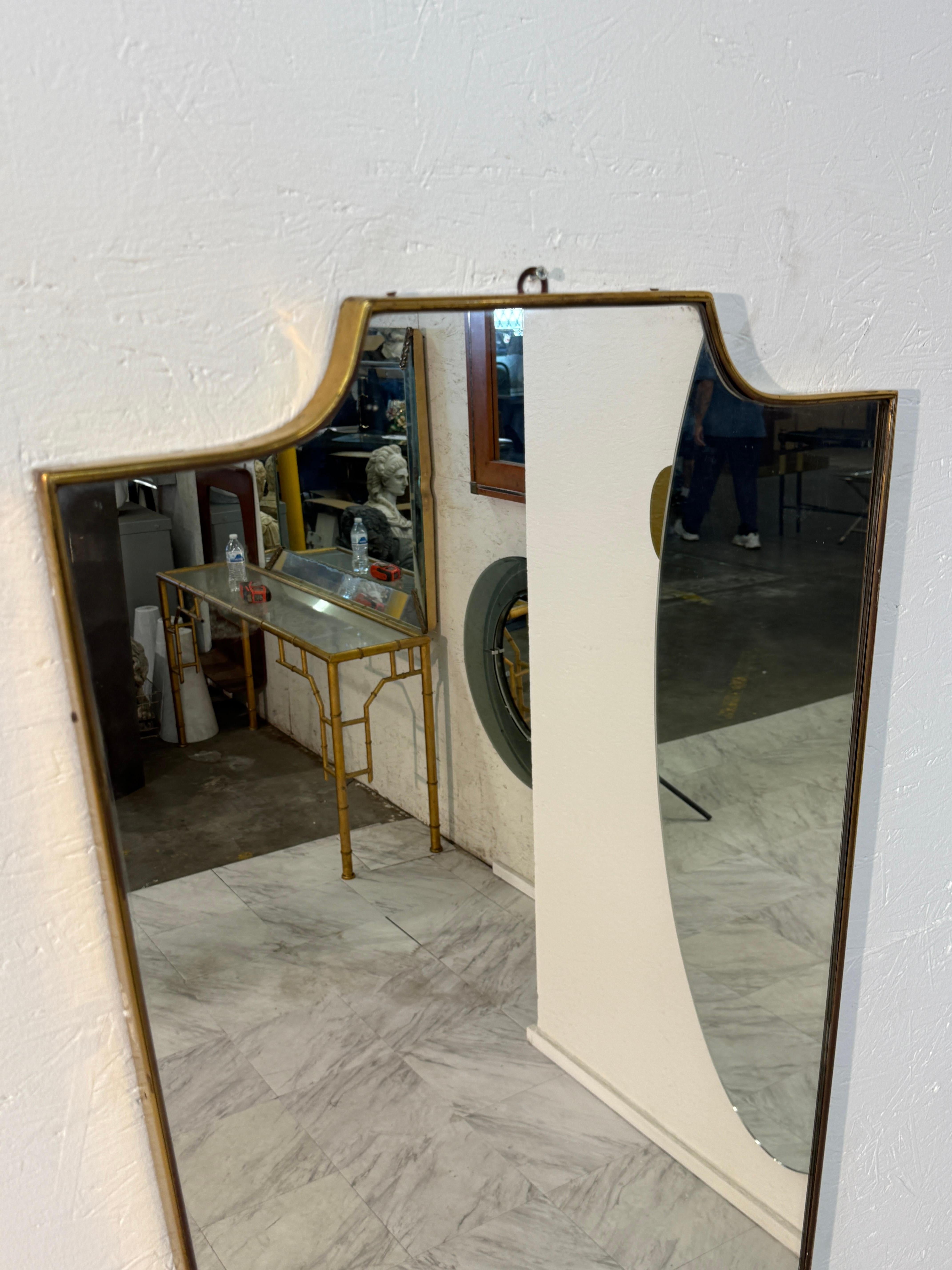 Italienischer Spiegel mit Messingrahmen und Kronendetail, Vintage Mitte des Jahrhunderts 1960er Jahre (Moderne) im Angebot
