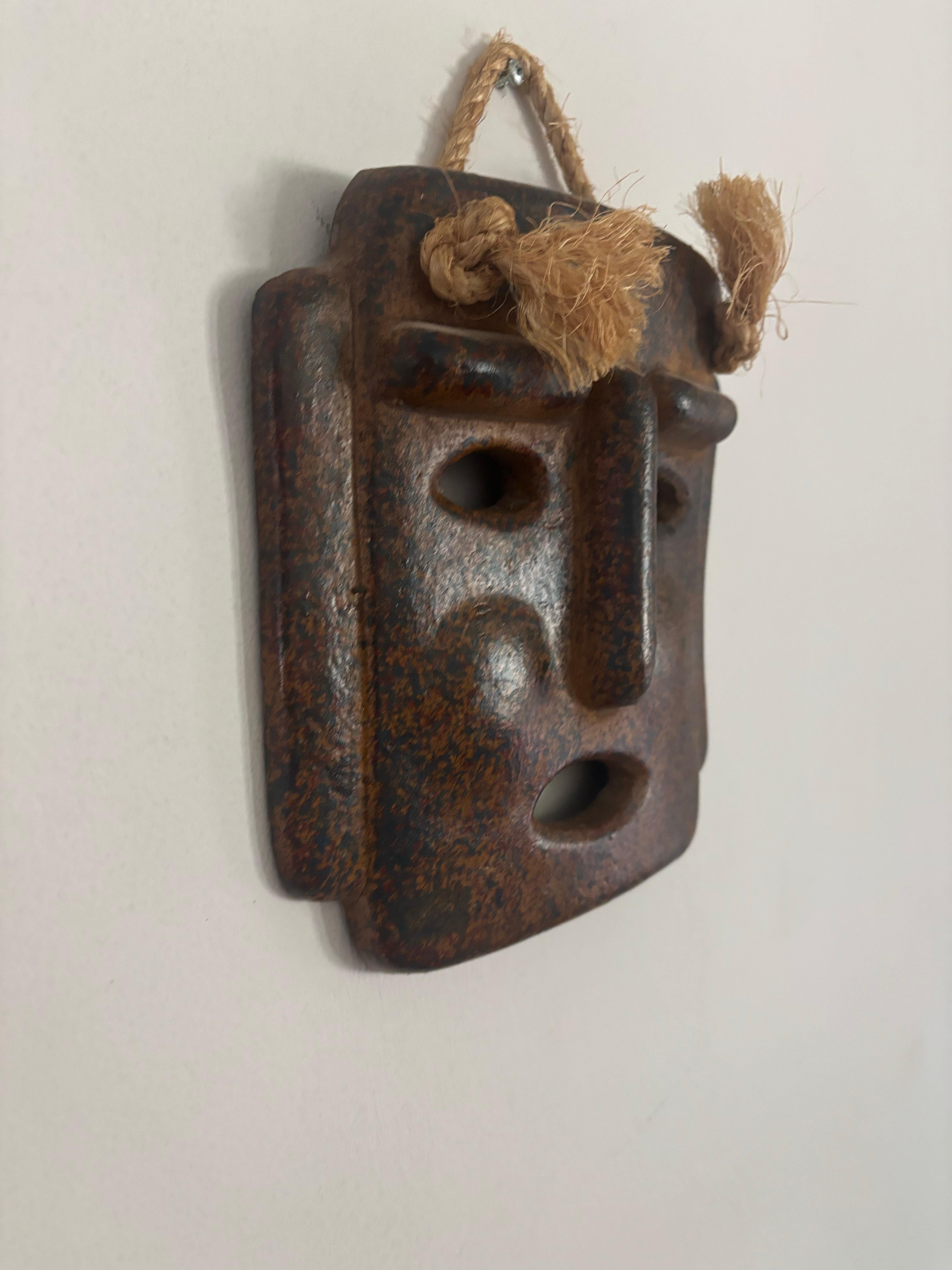 Bella e semplice maschera scultorea in argilla realizzata in Italia. 

Realizzato a mano con una base ricca di colori e tonalità della terra. Dà vita a qualsiasi ambiente. 

Ha una corda organica naturale a cui appendere. 

Bellissimo design