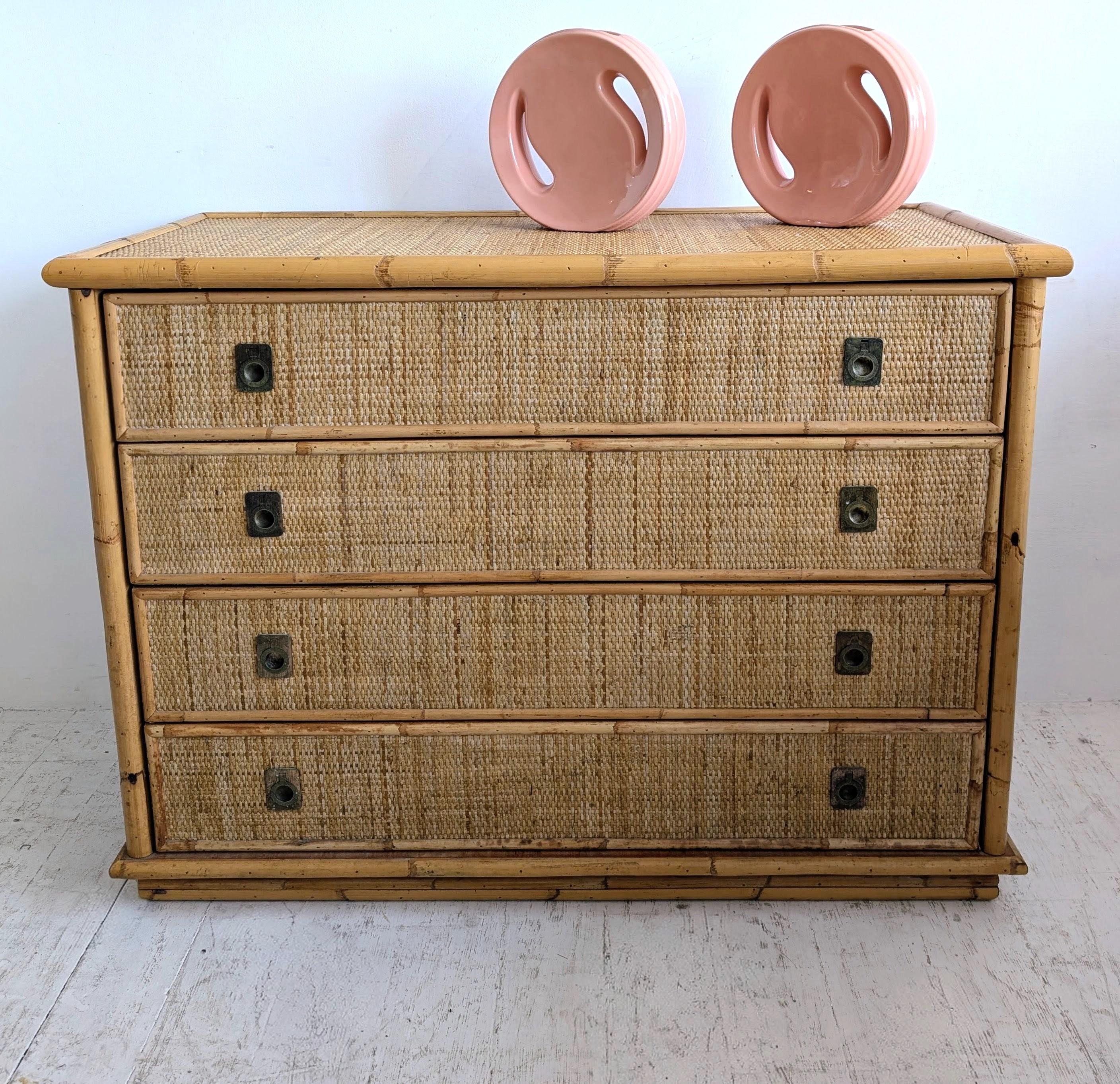 Cassettiera in bambù e rattan Dal Vera, con cassetti in ottone. Italia, anni '70.
Un pezzo versatile, per il salotto o la camera da letto.
In ottime condizioni vintage. Non è rimasta l'etichetta del produttore.

Dimensioni: larghezza 102cm,