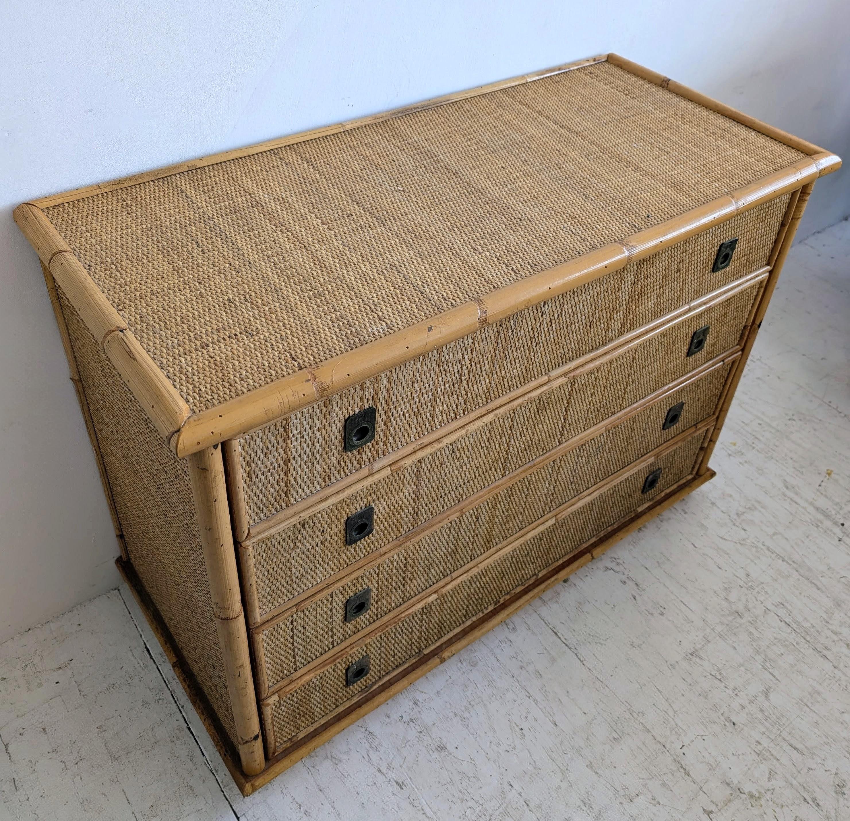 Mid-Century moderno Cassettiera vintage di metà secolo in bambù, rattan e ottone Dal Vera anni '70 in vendita