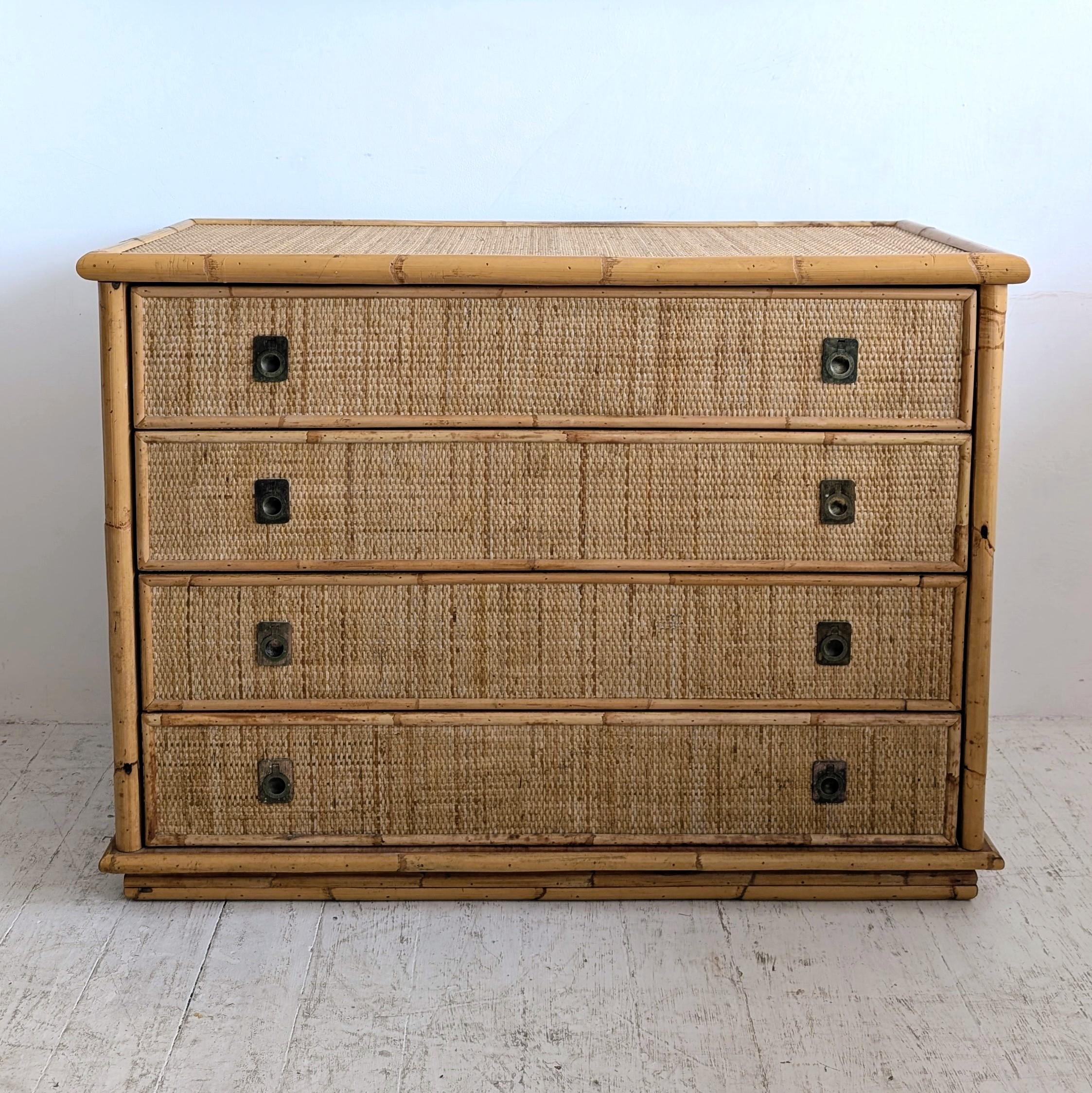 Italiano Cassettiera vintage di metà secolo in bambù, rattan e ottone Dal Vera anni '70 in vendita