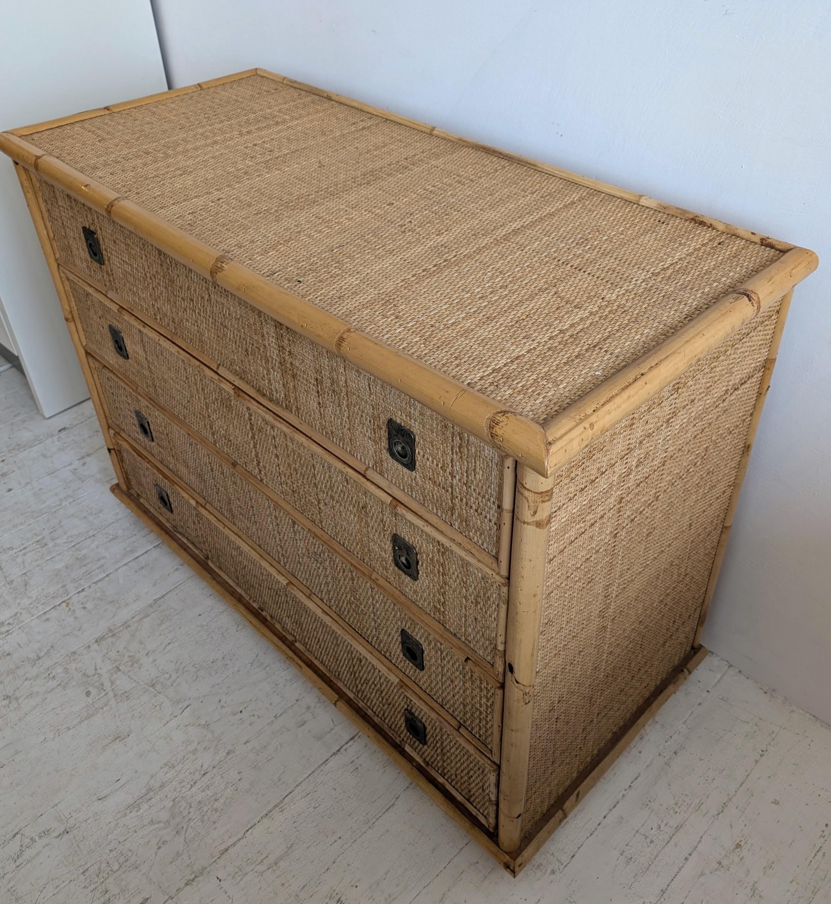 Cassettiera vintage di metà secolo in bambù, rattan e ottone Dal Vera anni '70 in vendita 1