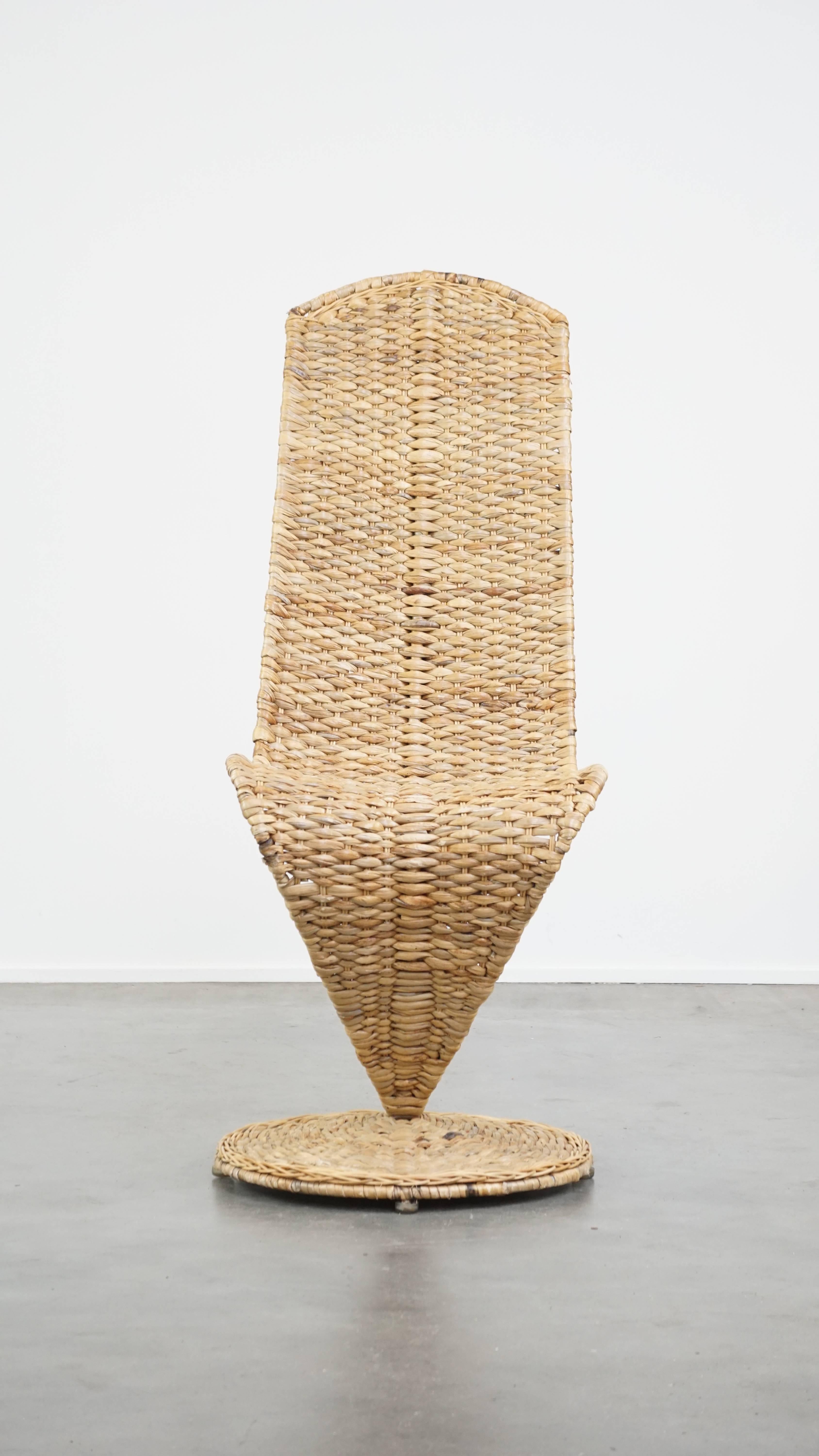 Esta asombrosa y cómoda pieza de diseño fue creada por Marzio Cecchi para Studio Most en Italia en la década de 1970. La construcción es sencilla pero ingeniosa, con un hermoso tejido en el asiento y el respaldo. Los materiales orgánicos y el color