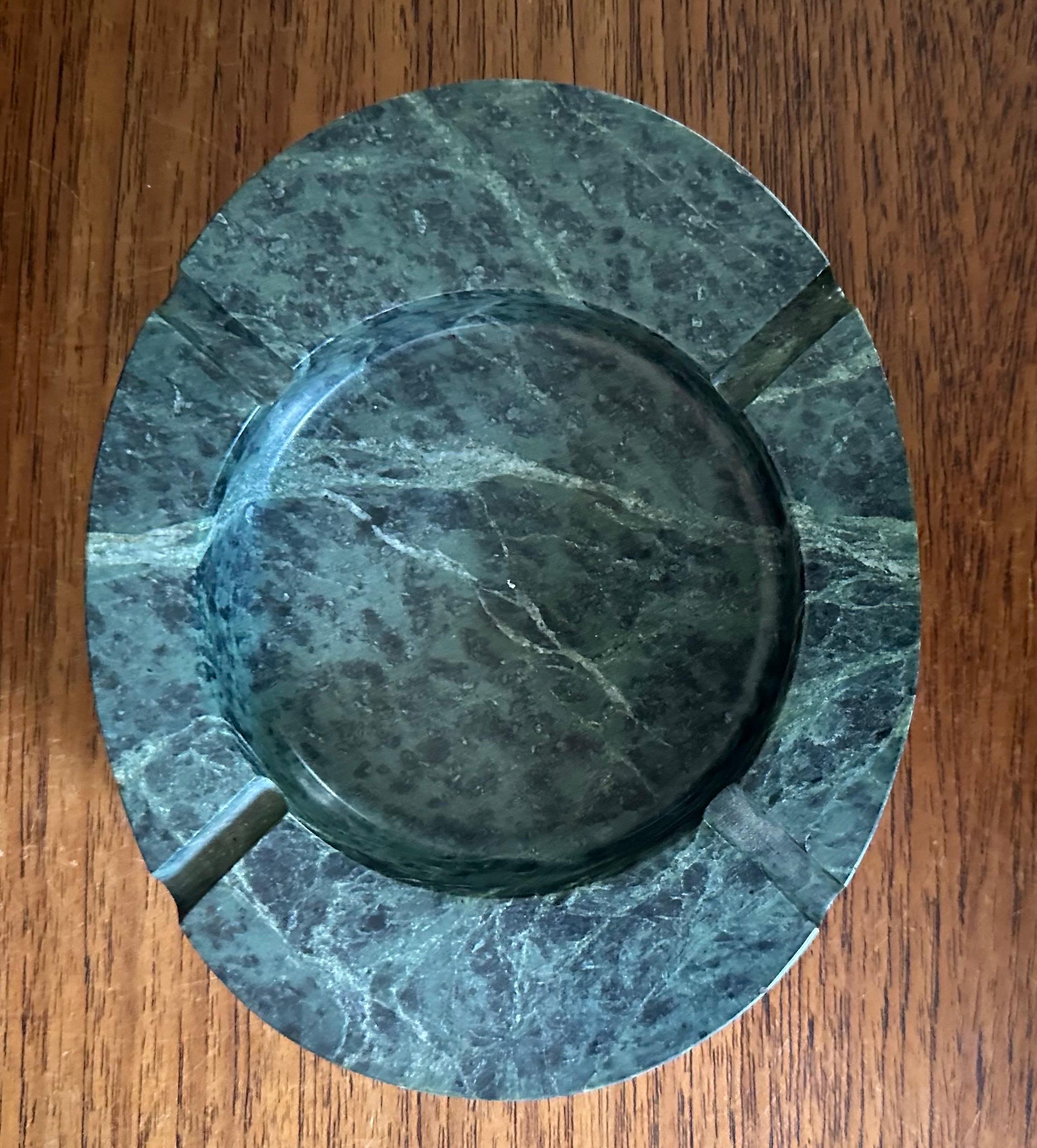 italien Vintage Mid-Century Italian Green Marble Ashtray (Cendrier en marbre vert) en vente