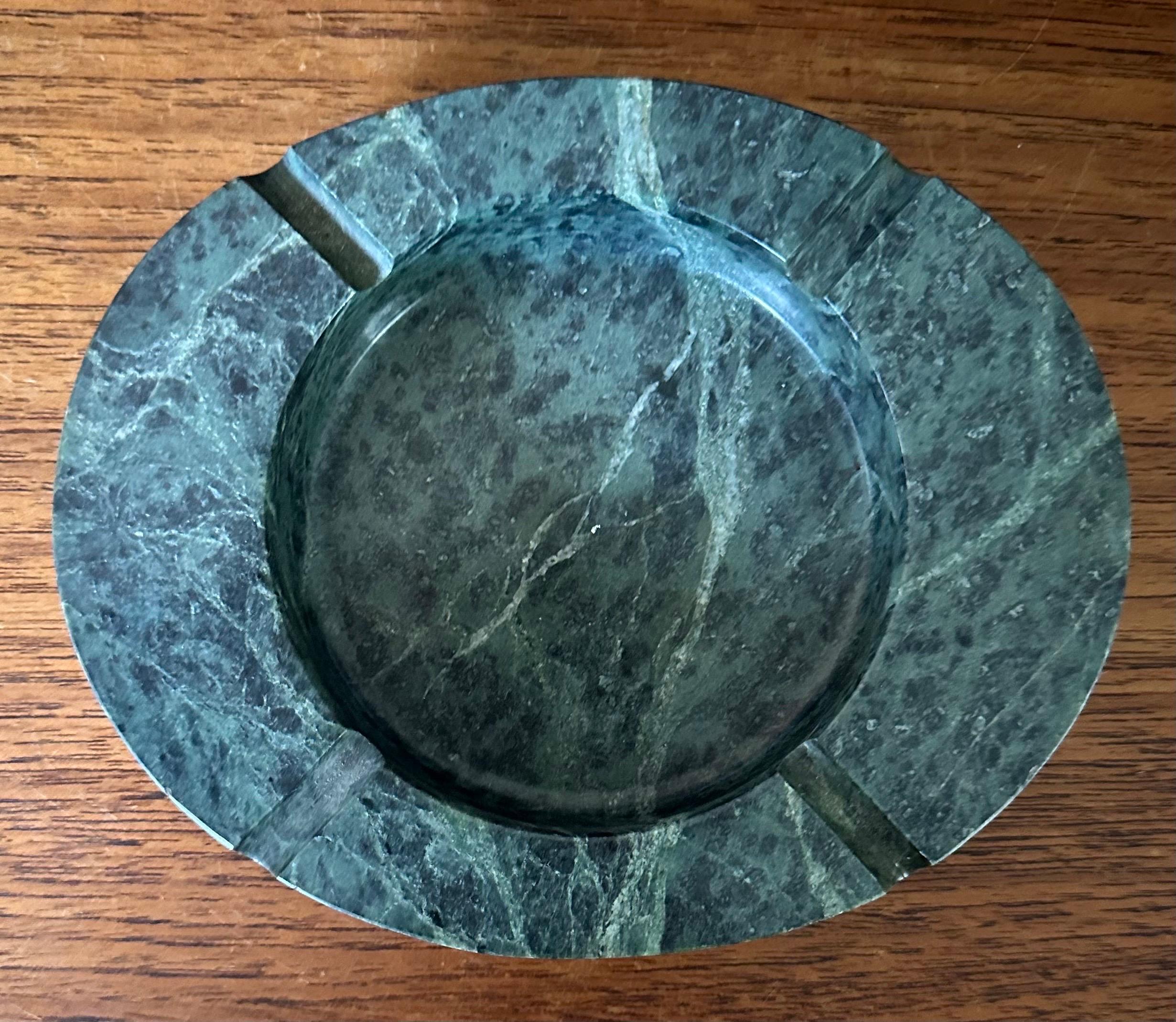 20ième siècle Vintage Mid-Century Italian Green Marble Ashtray (Cendrier en marbre vert) en vente