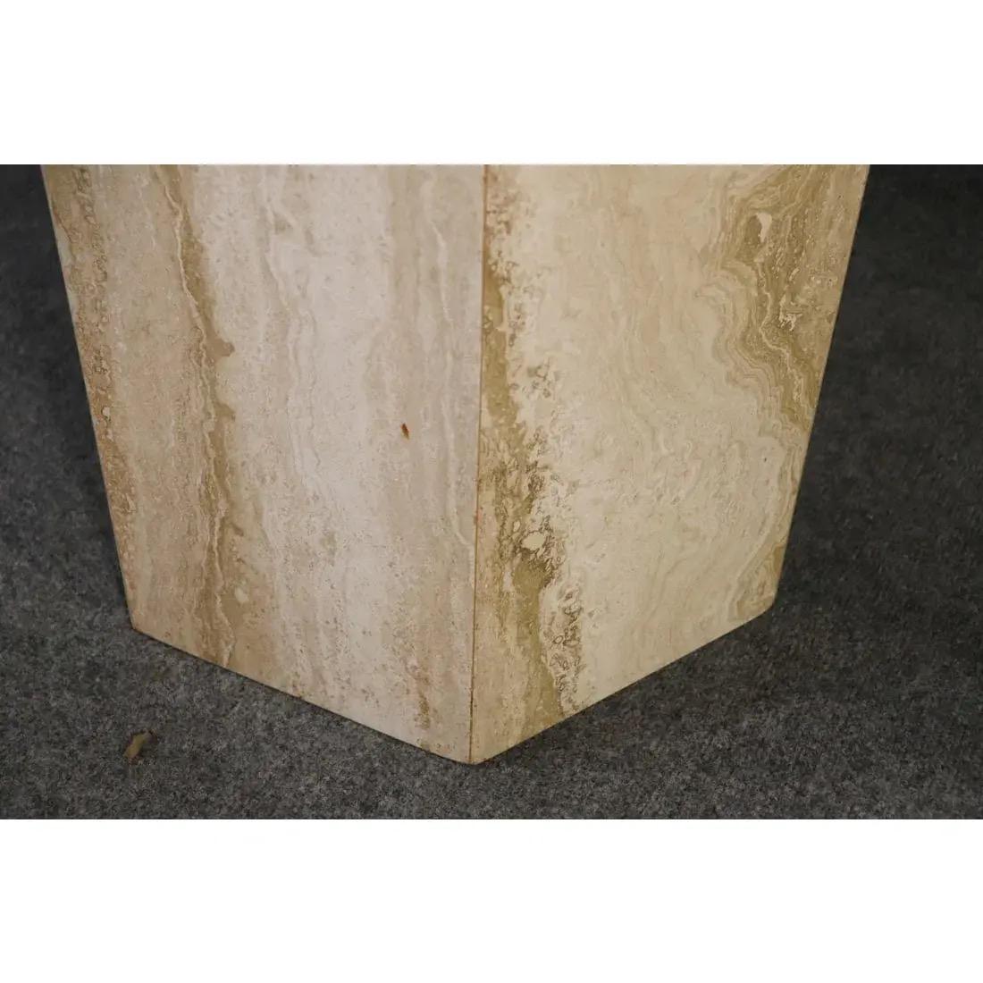 Mid-Century moderno Colonna esagonale in travertino d'epoca della metà del secolo scorso in vendita