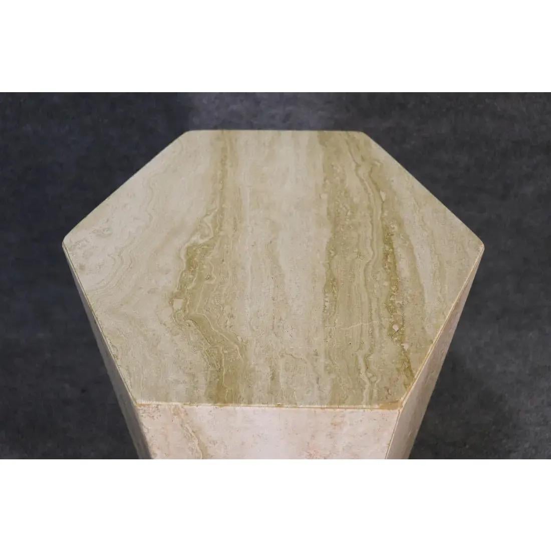 Italiano Colonna esagonale in travertino d'epoca della metà del secolo scorso in vendita