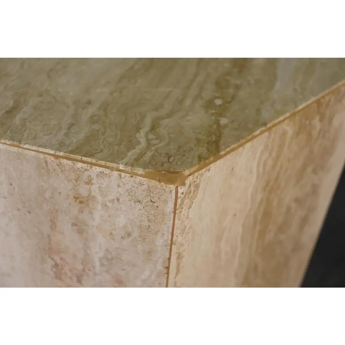 Fine XX secolo Colonna esagonale in travertino d'epoca della metà del secolo scorso in vendita