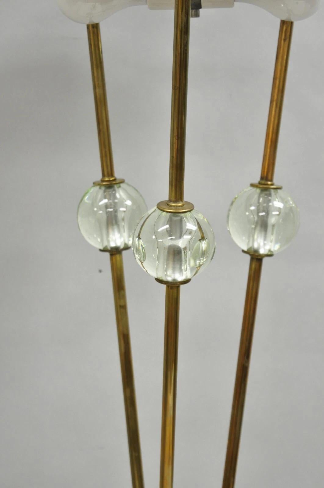 Vintage Mid Century Italian Modern Brass and Glass Sphere Tripod Tall Table Lamp en vente 4