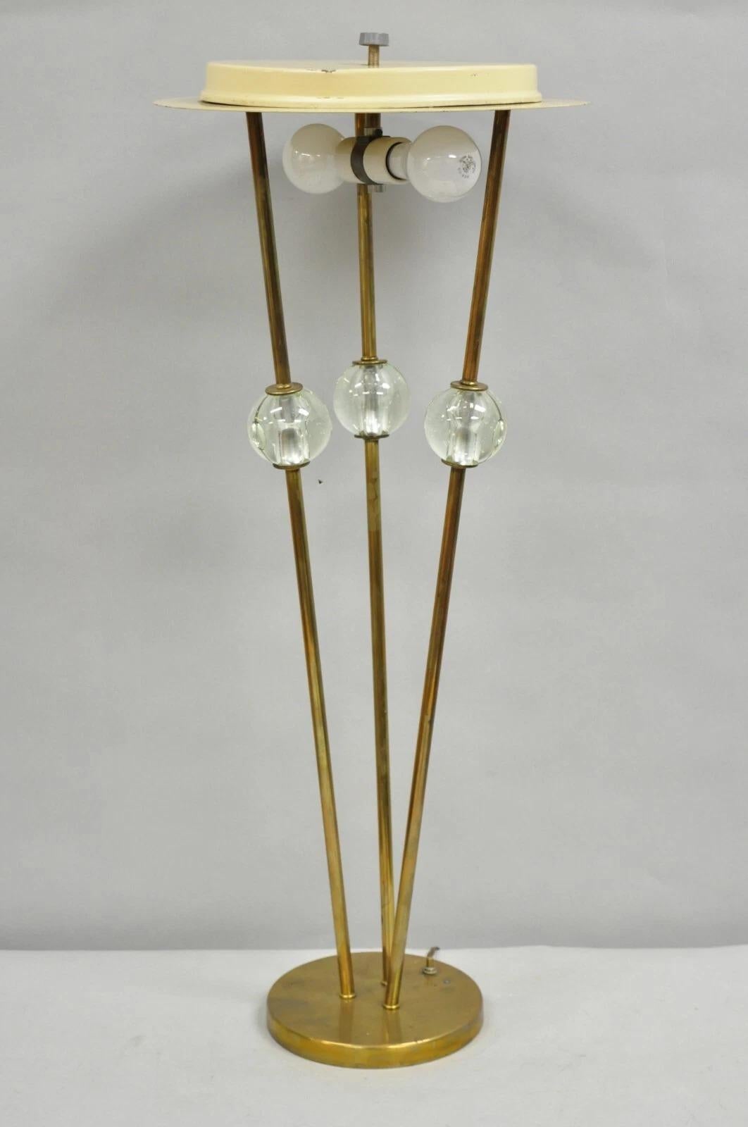 Vintage Mid Century Italian Modern Brass and Glass Sphere Tripod Tall Table Lamp en vente 5