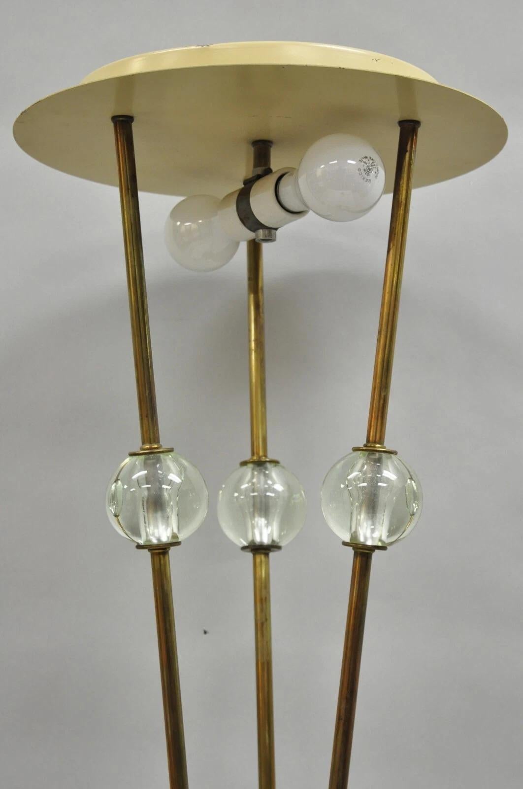 Mid-Century Modern Vintage Mid Century Italian Modern Brass and Glass Sphere Tripod Tall Table Lamp en vente