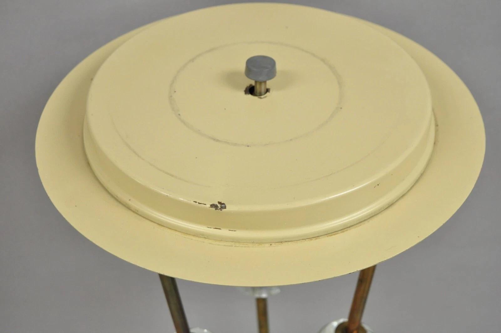 20ième siècle Vintage Mid Century Italian Modern Brass and Glass Sphere Tripod Tall Table Lamp en vente