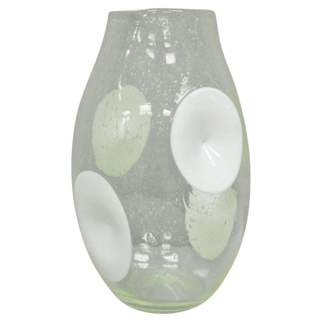 Vaso vintage Mid Century Italian Modern Pulegoso in vetro a bolle d'aria bianco con fossette da 14 pollici