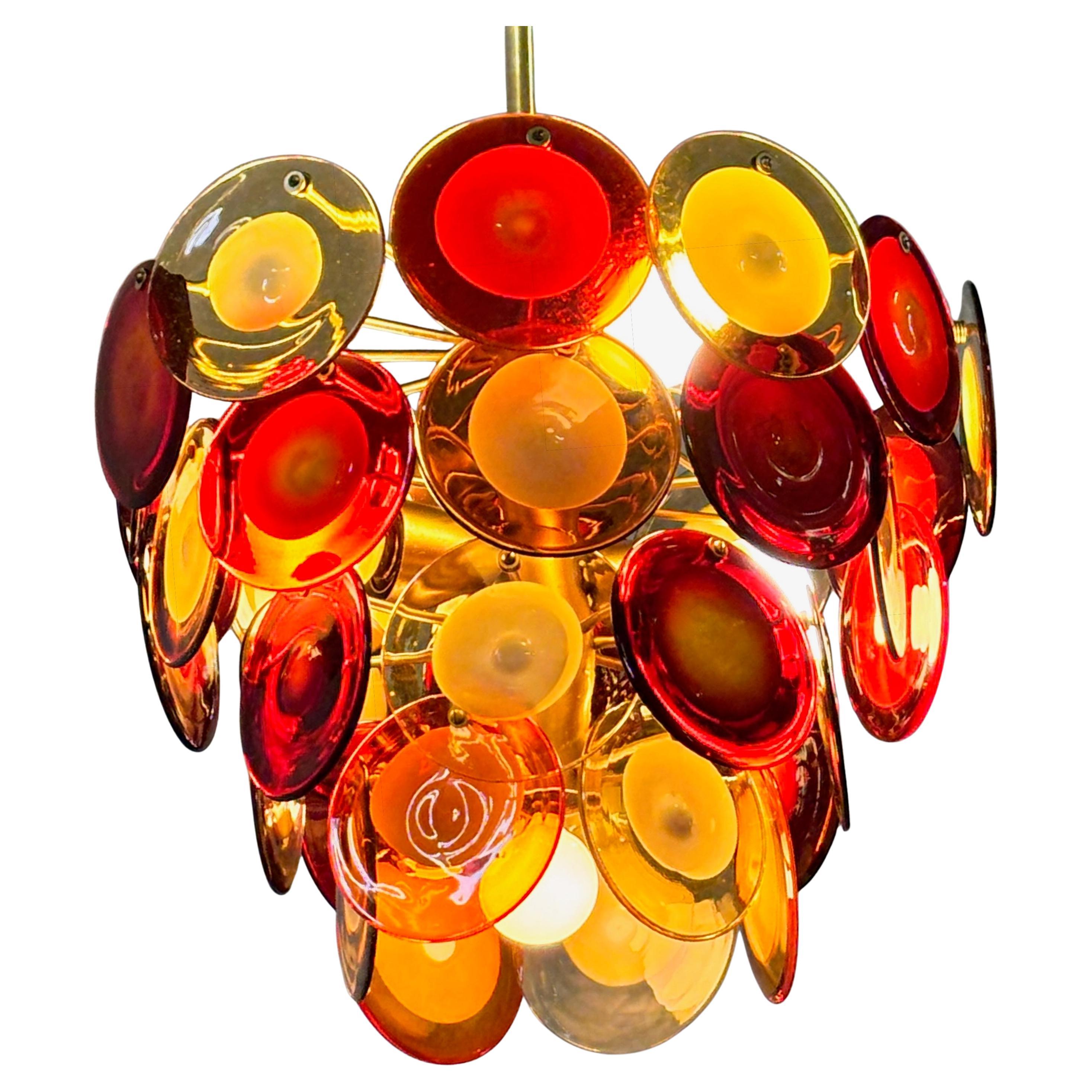 Lámpara colgante vintage italiana de Murano con discos de vidrio soplado multicolor. 
Recientemente limpiado y recableado, y listo para instalar.
La altura de la luz sólo mide 13 pulgadas de alto x 18 pulgadas de diámetro.
En excelente