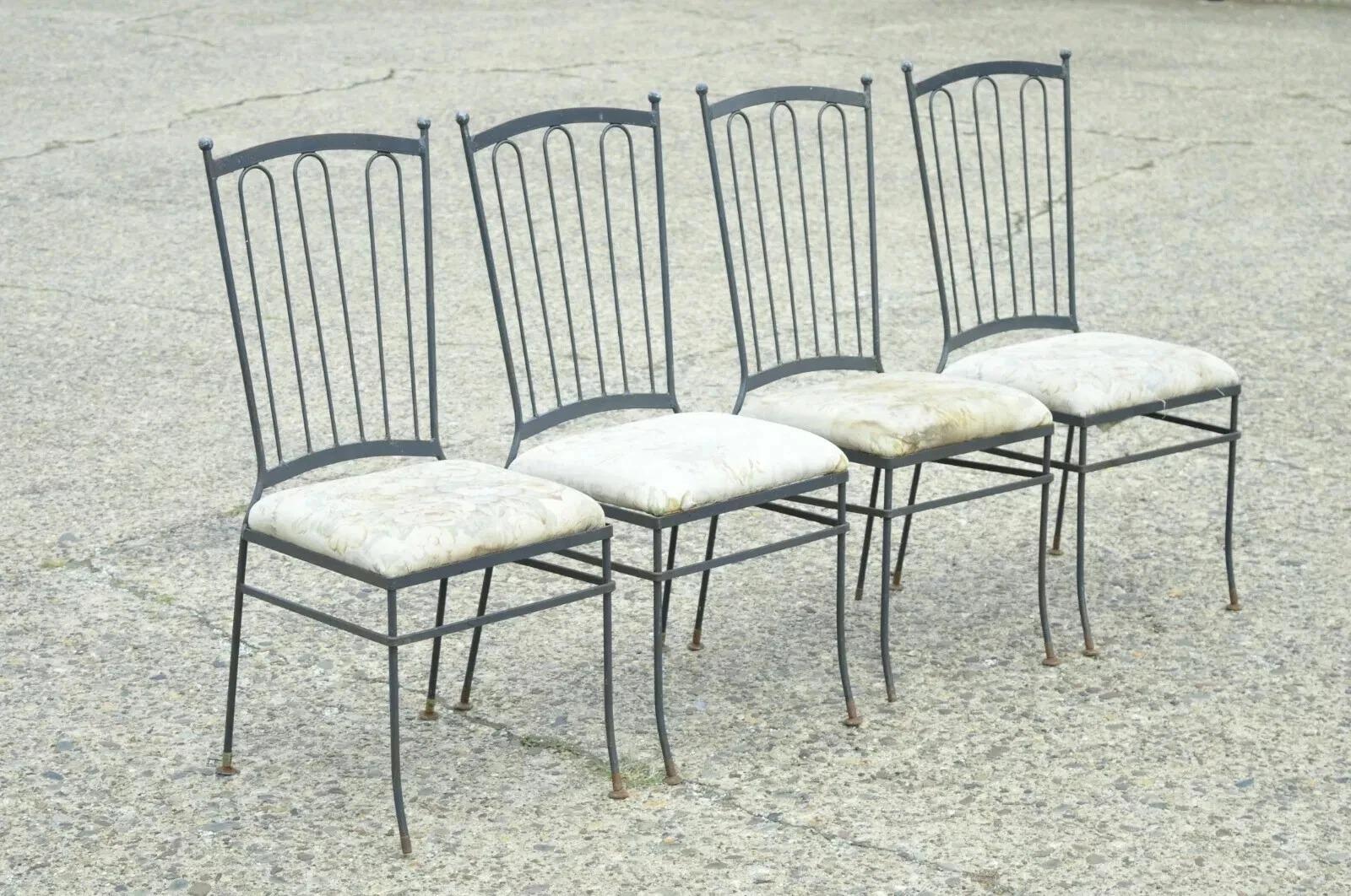 Vintage Mid Century Italian Modern Wrought Iron Patio Dining Chairs - Set von 4. Listing umfasst (4) Seite Stühle, Kugelform Endstücke, Schmiedeeisen Konstruktion, sehr schöne Vintage-Set. In Stil und Qualität von Salterini. Circa Mitte des 20.