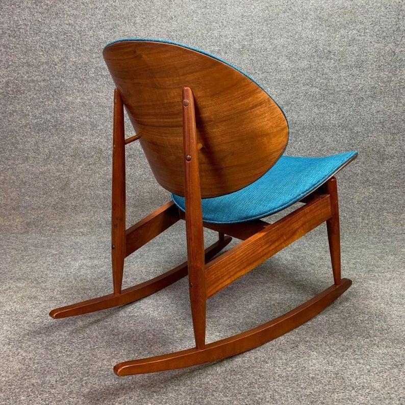 Here is a rare and comfortable 1960s American made rocking chair attributed to designer Seymour J. Wiener for Kodawood.
This vintage and fully restored exquisite rocker features a bentwood walnut shell with vibrant grain mounted on a sculptural elm