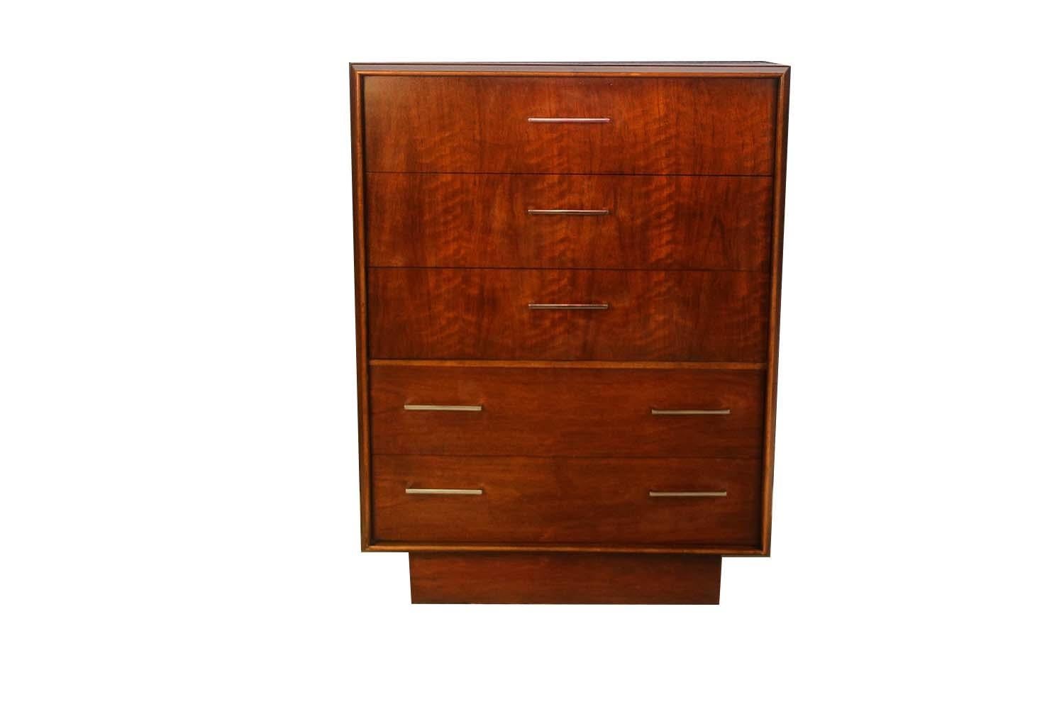 This is a beautiful example of midcentury craftsmanship by Lane furniture, circa 1960s. This retro piece features top of the line hardware, and excellently crafted woodwork. with beautiful walnut veneer. Drawers are dovetail construction with