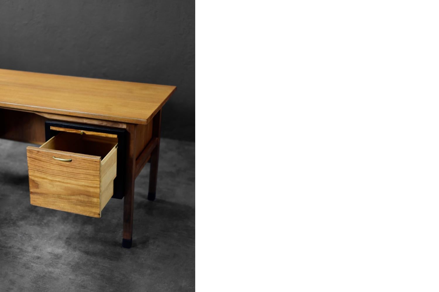 Vintage Mid-Century Large Danish Modern Brown Teak Desk, 1960s en vente 6
