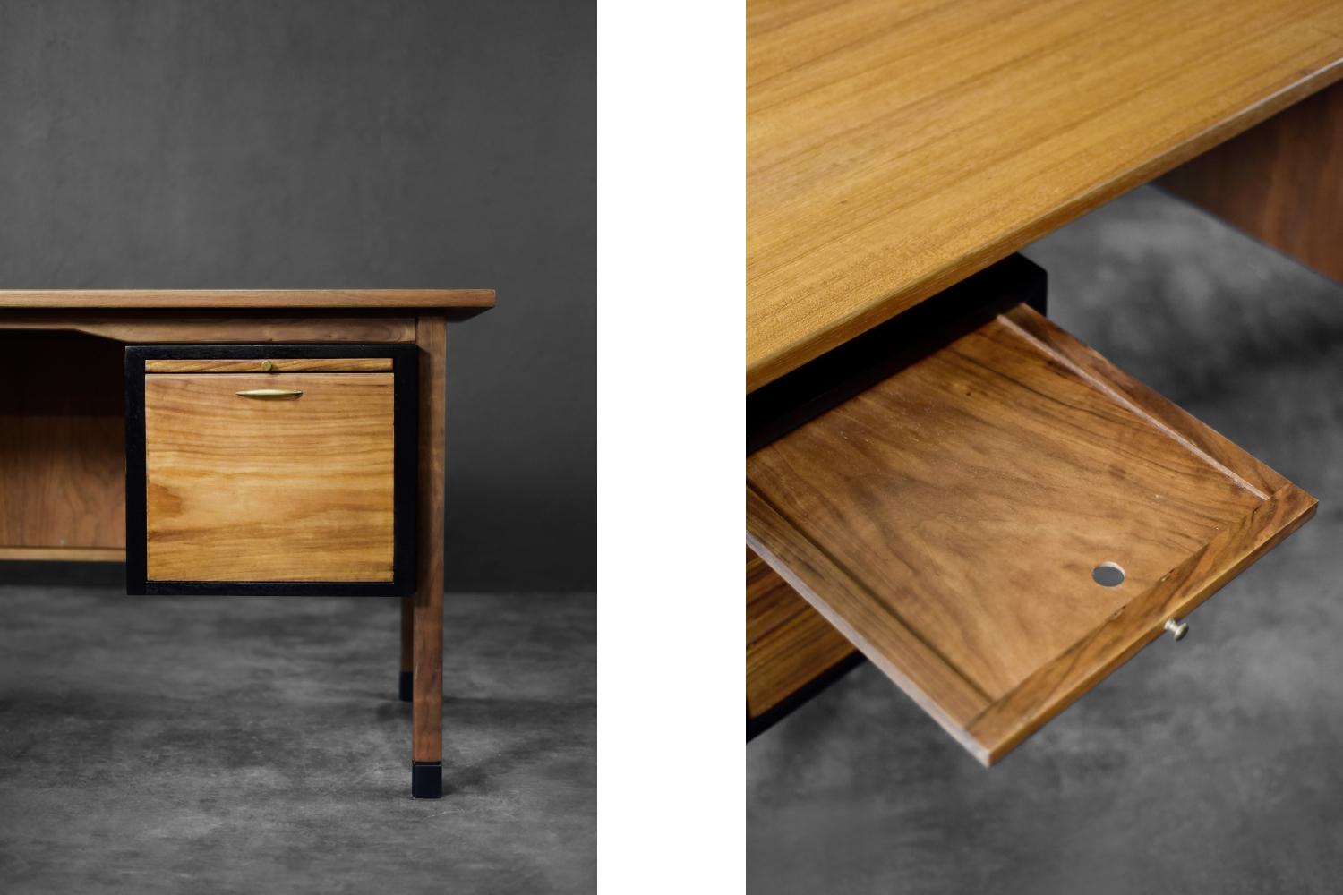 Milieu du XXe siècle Vintage Mid-Century Large Danish Modern Brown Teak Desk, 1960s en vente