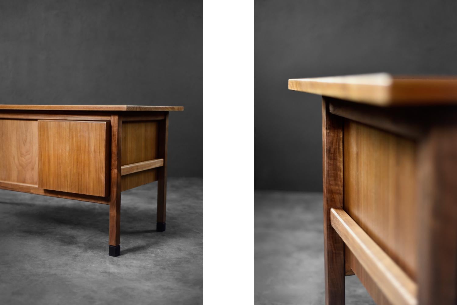 Vintage Mid-Century Large Danish Modern Brown Teak Desk, 1960s en vente 1