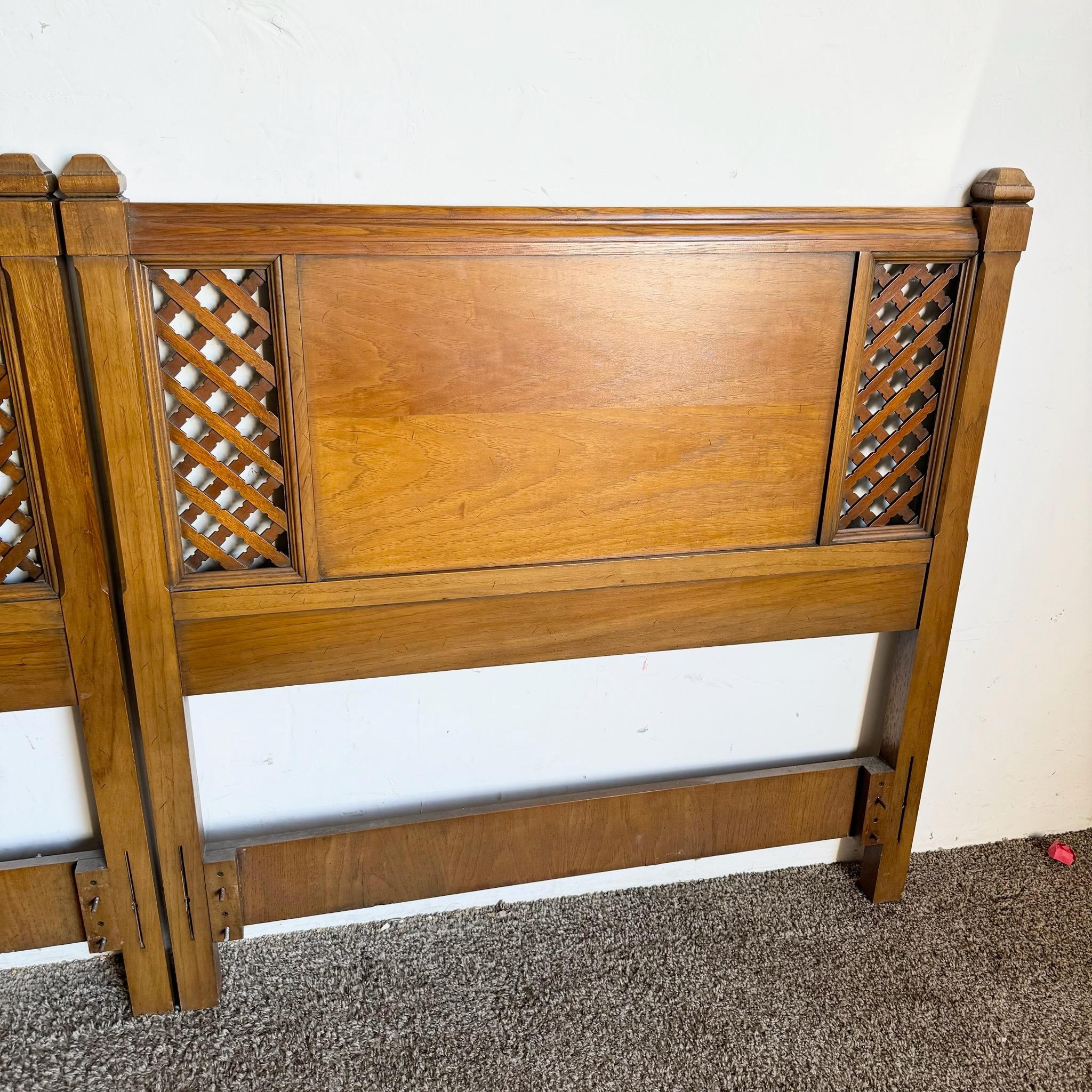 Questa coppia di testiere gemelle vintage della metà del secolo scorso presenta un sorprendente design a reticolo che dona un tocco di eleganza retrò a qualsiasi camera da letto. Realizzate con linee pulite e un fascino senza tempo, queste testiere