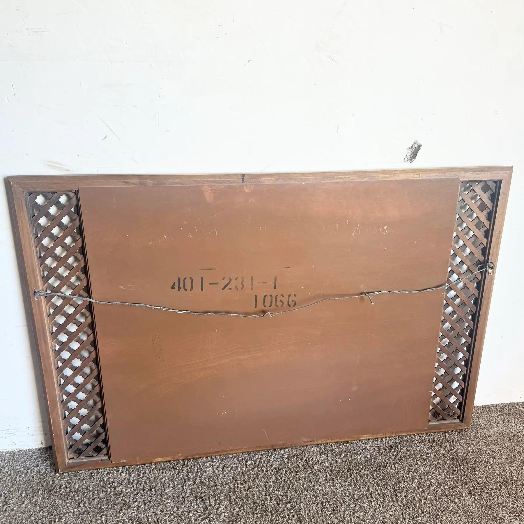 Vintage Mid-Century Latticed Wall Mirror mit rechteckigem Rahmen und komplizierten gewebten Akzenten, die jedem Raum den Charme der Jahrhundertmitte verleihen.
 
 Wir verkaufen die Gegenstände so, wie sie erworben wurden, ohne sie zu restaurieren