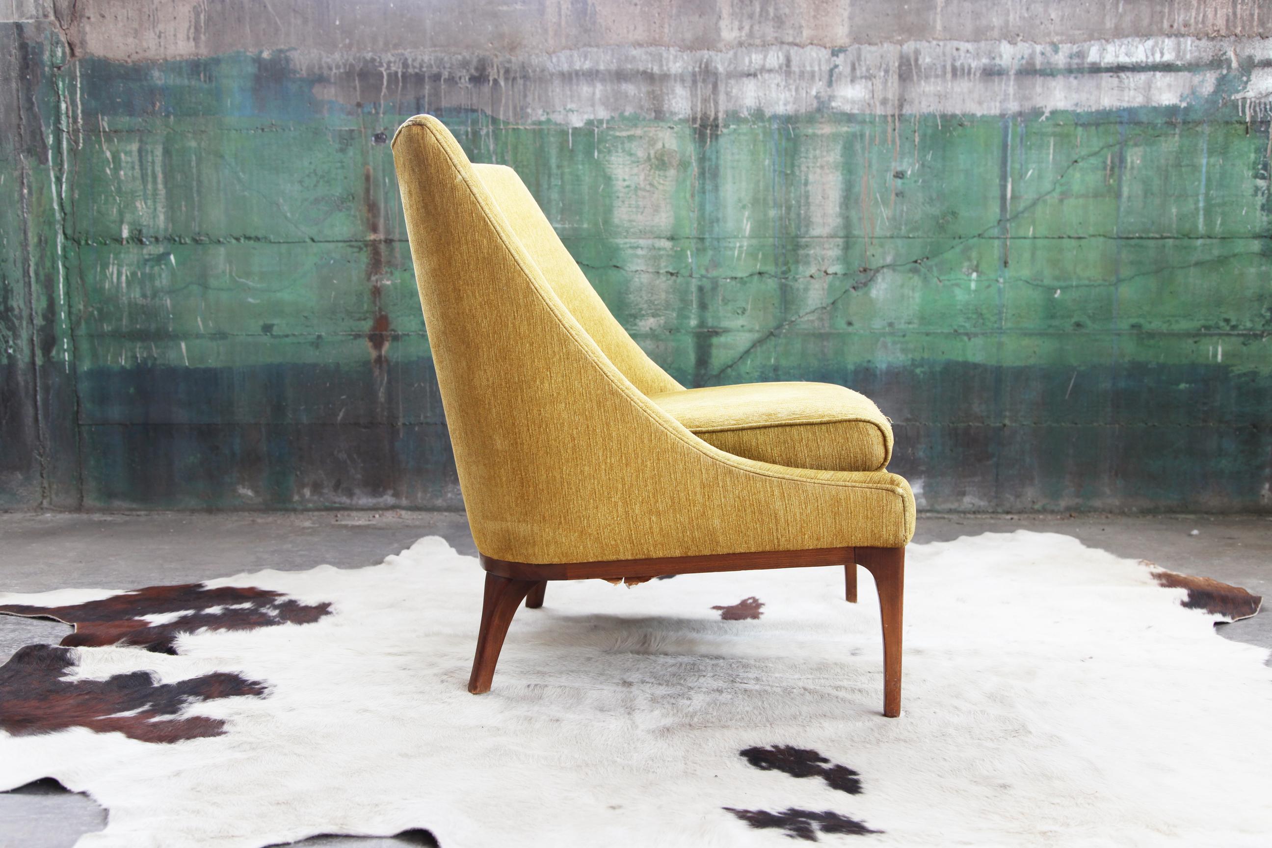 Une belle chaise classique de style mid-century, fabriquée aux États-Unis, avec une belle silhouette scandinave. La chaise est tapissée d'un velours jaune moutarde orange de haute qualité avec un coussin d'assise réversible.

Cette chaise faisait