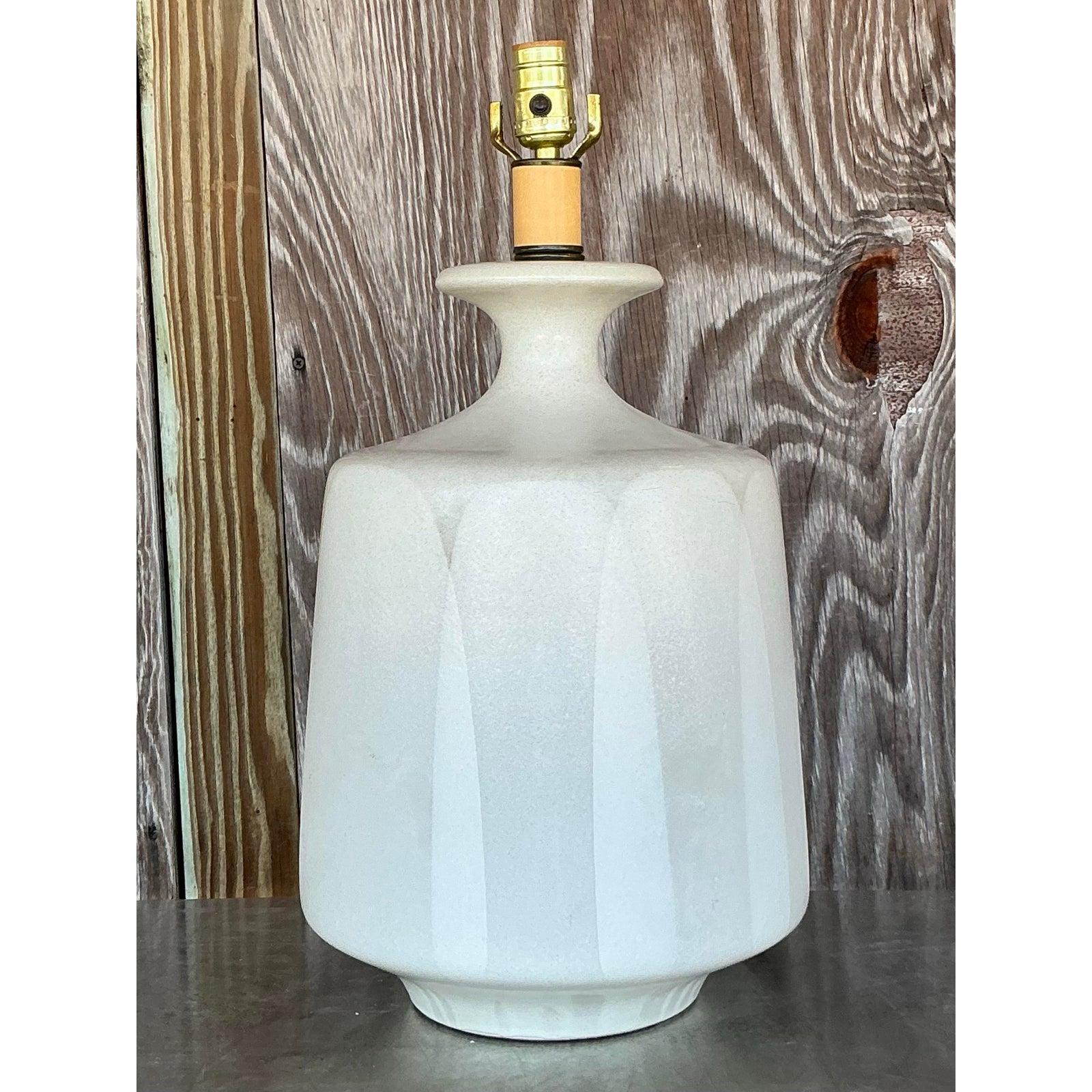 Beleuchten Sie Ihren Raum mit der schlichten Eleganz dieser strukturierten Vintage Midcentury-Lampe, die den minimalistischen und doch künstlerischen Geist ihrer Zeit perfekt einfängt. Dieser Lampenfuß weist eine raffinierte, subtile Textur auf, die