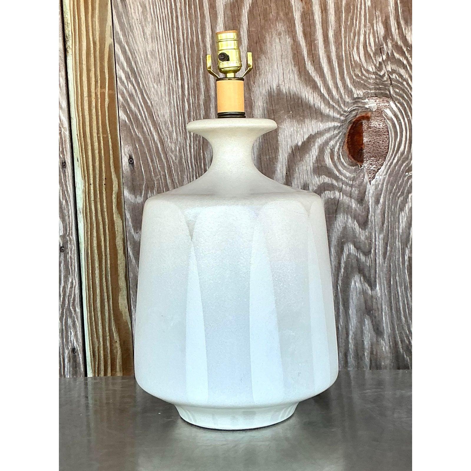 Vintage-Texturierte Mid-Century-Lampe, Hellgrau, Keramik (Skandinavische Moderne) im Angebot