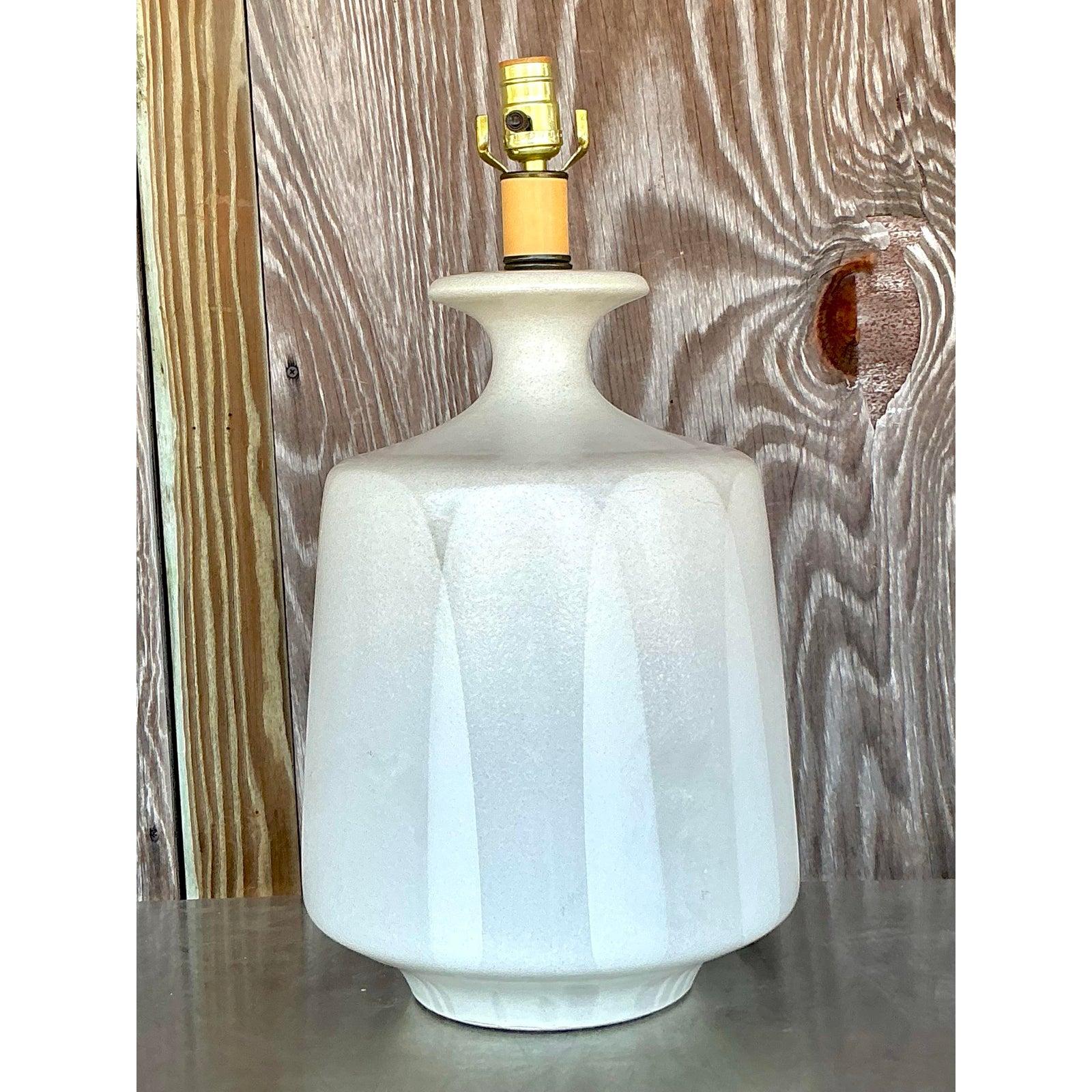 Vintage-Texturierte Mid-Century-Lampe, Hellgrau, Keramik im Zustand „Gut“ im Angebot in West Palm Beach, FL