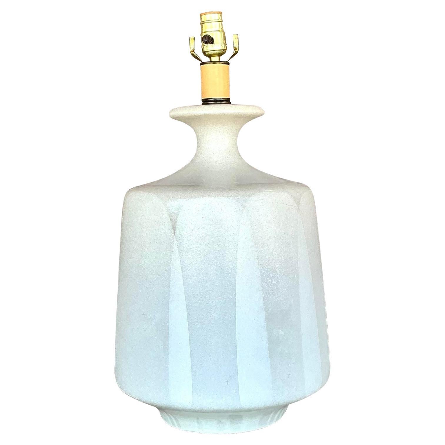 Lampe gris clair texturée du milieu du siècle dernier
