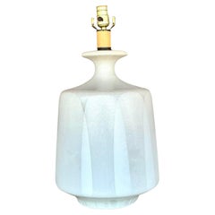 Lampe gris clair texturée du milieu du siècle dernier