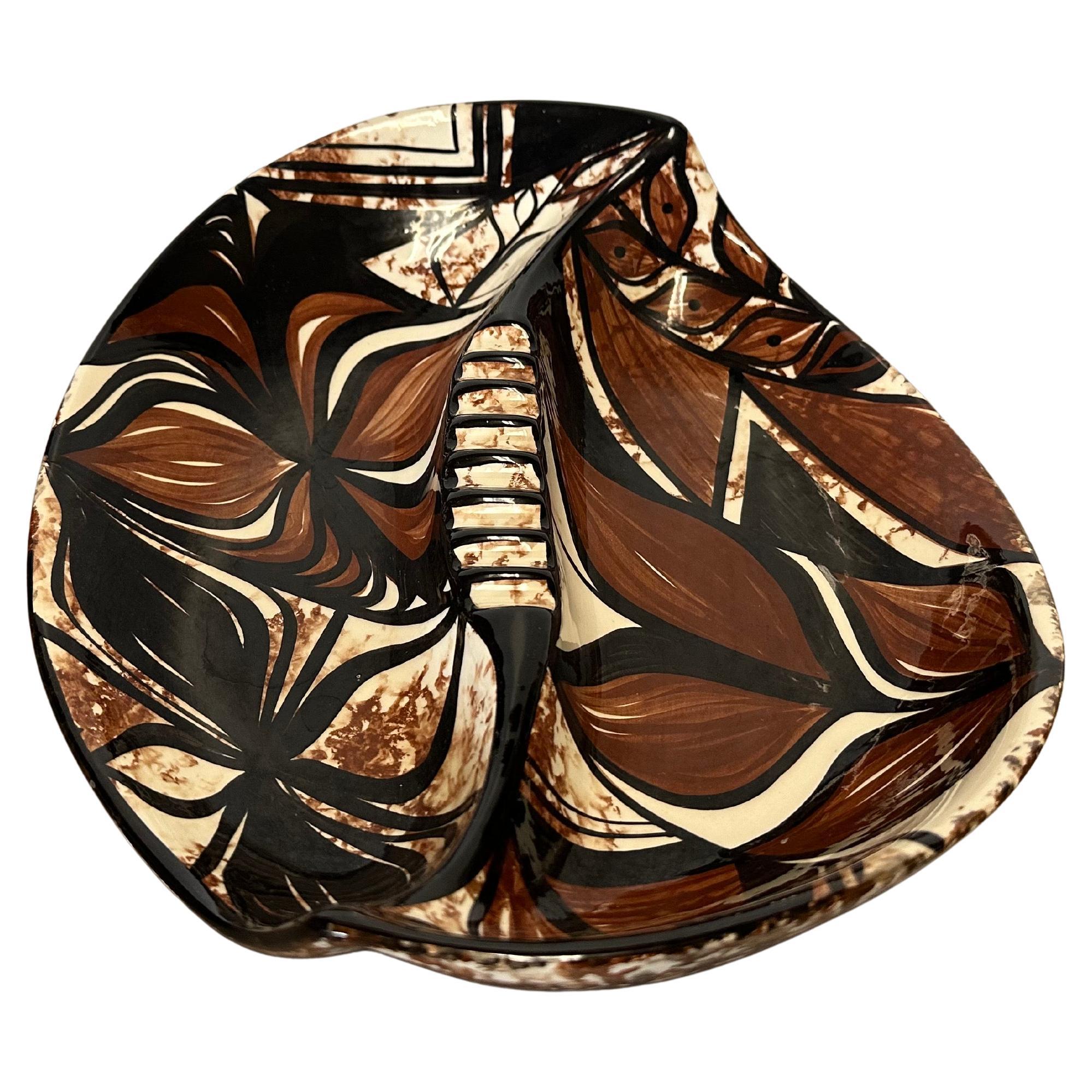 Vintage Mid-Century Linaka's of Hawaii Hand-Painted Serviertablett & Aschenbecher. Ein sehr schönes hawaiianisches Serviertablett oder Aschenbecher aus der späten Mitte des Jahrhunderts, ca. 1970er Jahre. Das Stück ist in sehr gutem Vintage-Zustand