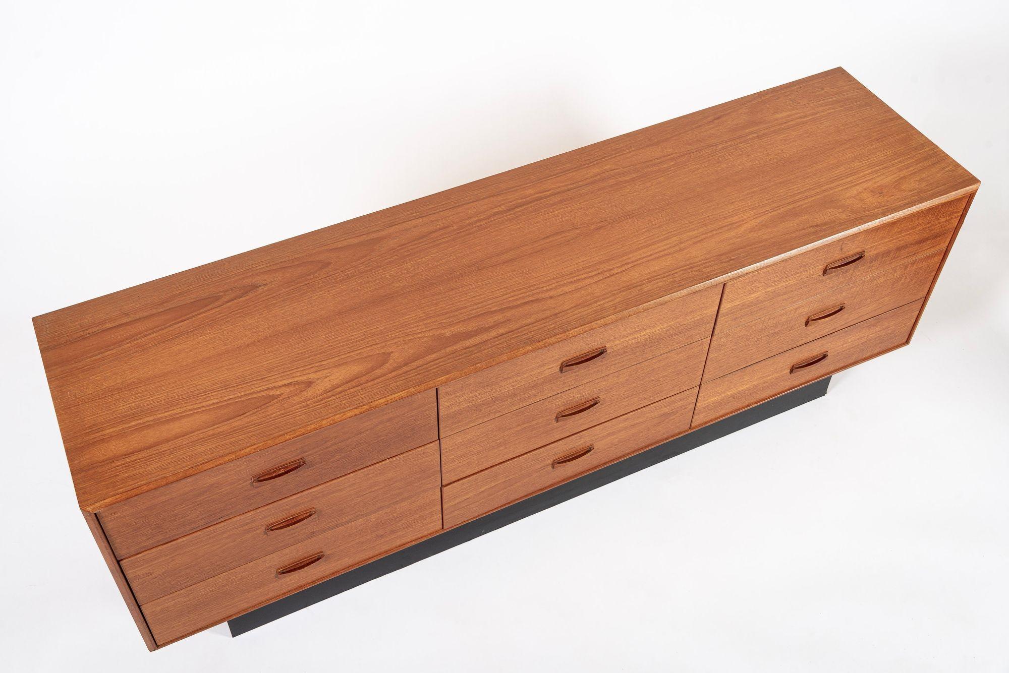 Vintage Mid Century Lowboy Teakholz Kommode 1960s im Zustand „Gut“ im Angebot in Detroit, MI