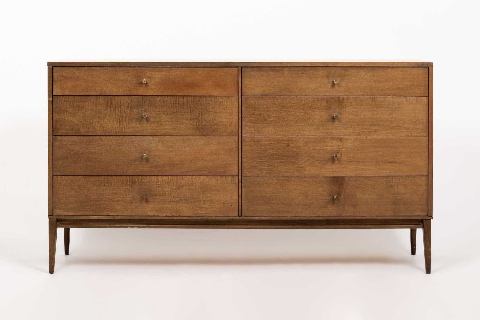 Cette commode vintage en érable à huit tiroirs a été conçue par Paul McCobb pour Winchendon Furniture vers 1950 dans le cadre de la ligne Planner Group. Fabriquée de manière experte en bois d'érable, cette pièce classique présente des lignes