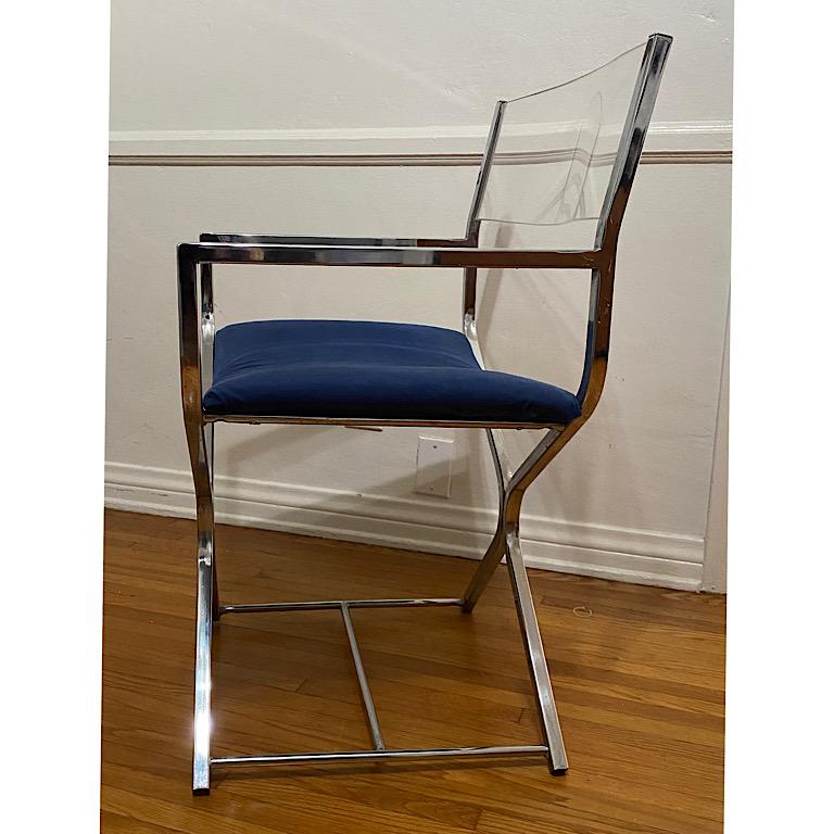 MCM Vintage-Chrom-Regiesessel mit oberer Rückenlehne aus durchsichtigem Plexiglas. Dieser coole Stuhl passt gut zur heutigen Ästhetik und würde gut in einem Vintage- oder zeitgenössischen Einrichtungskonzept funktionieren. Der Chromrahmen ist in